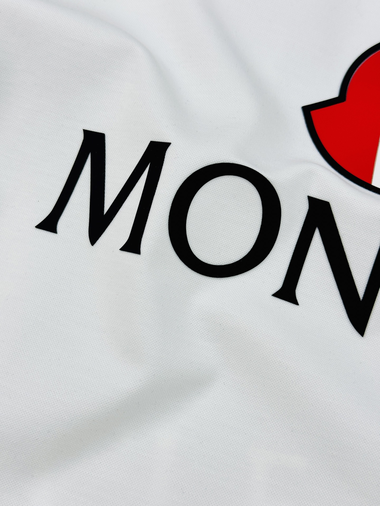 Moncler蒙口26s新款T恤.优选200g丝光棉面料.柔软透气，穿着超舒适!正面品牌字母+红白黑三色