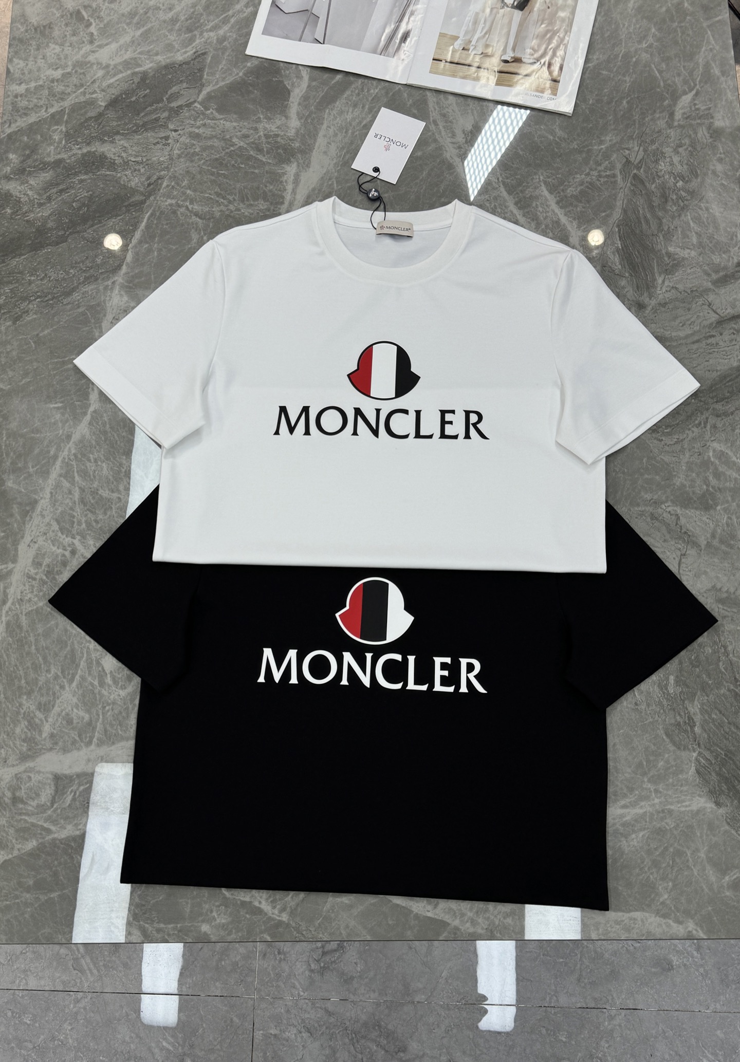 Moncler蒙口26s新款T恤.优选200g丝光棉面料.柔软透气，穿着超舒适!正面品牌字母+红白黑三色