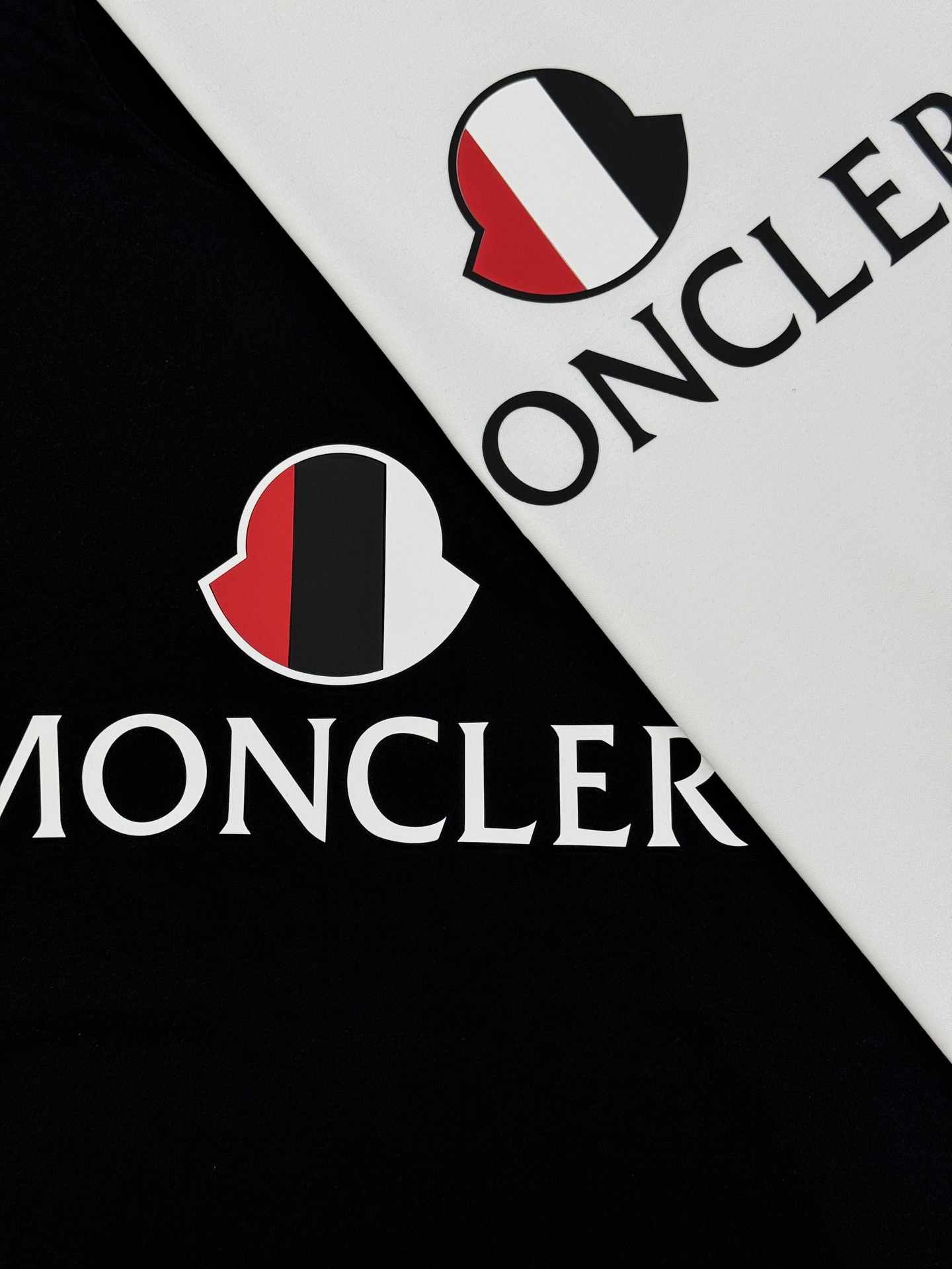 Moncler蒙口26s新款T恤.优选200g丝光棉面料.柔软透气，穿着超舒适!正面品牌字母+红白黑三色