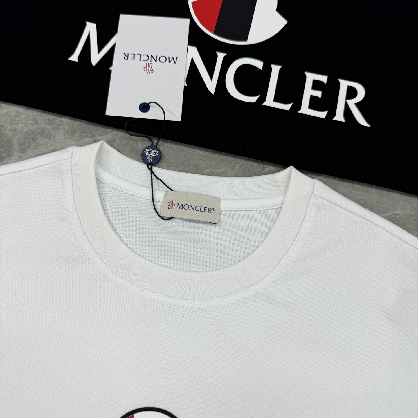 Moncler蒙口26s新款T恤.优选200g丝光棉面料.柔软透气，穿着超舒适!正面品牌字母+红白黑三色