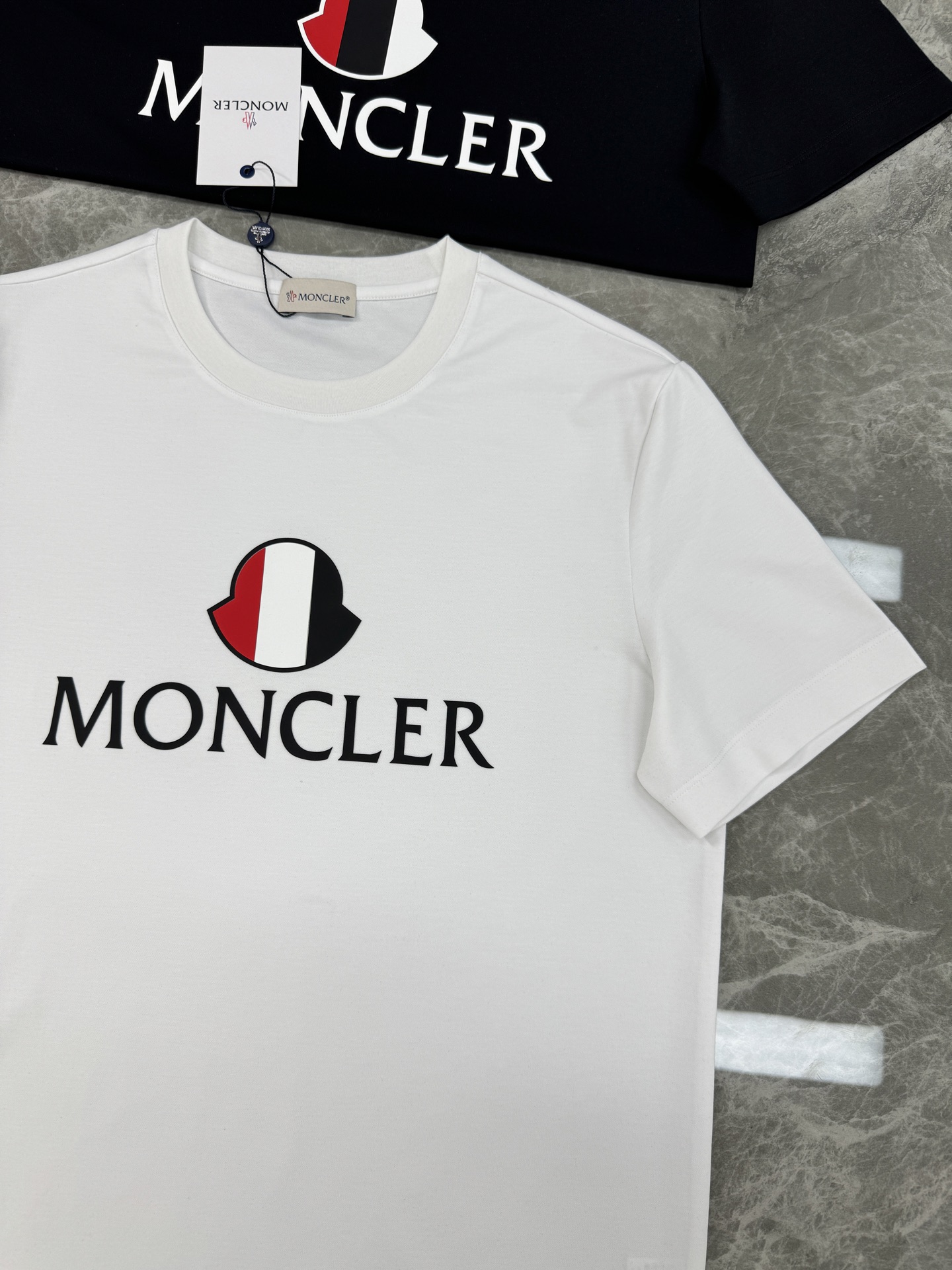 Moncler蒙口26s新款T恤.优选200g丝光棉面料.柔软透气，穿着超舒适!正面品牌字母+红白黑三色