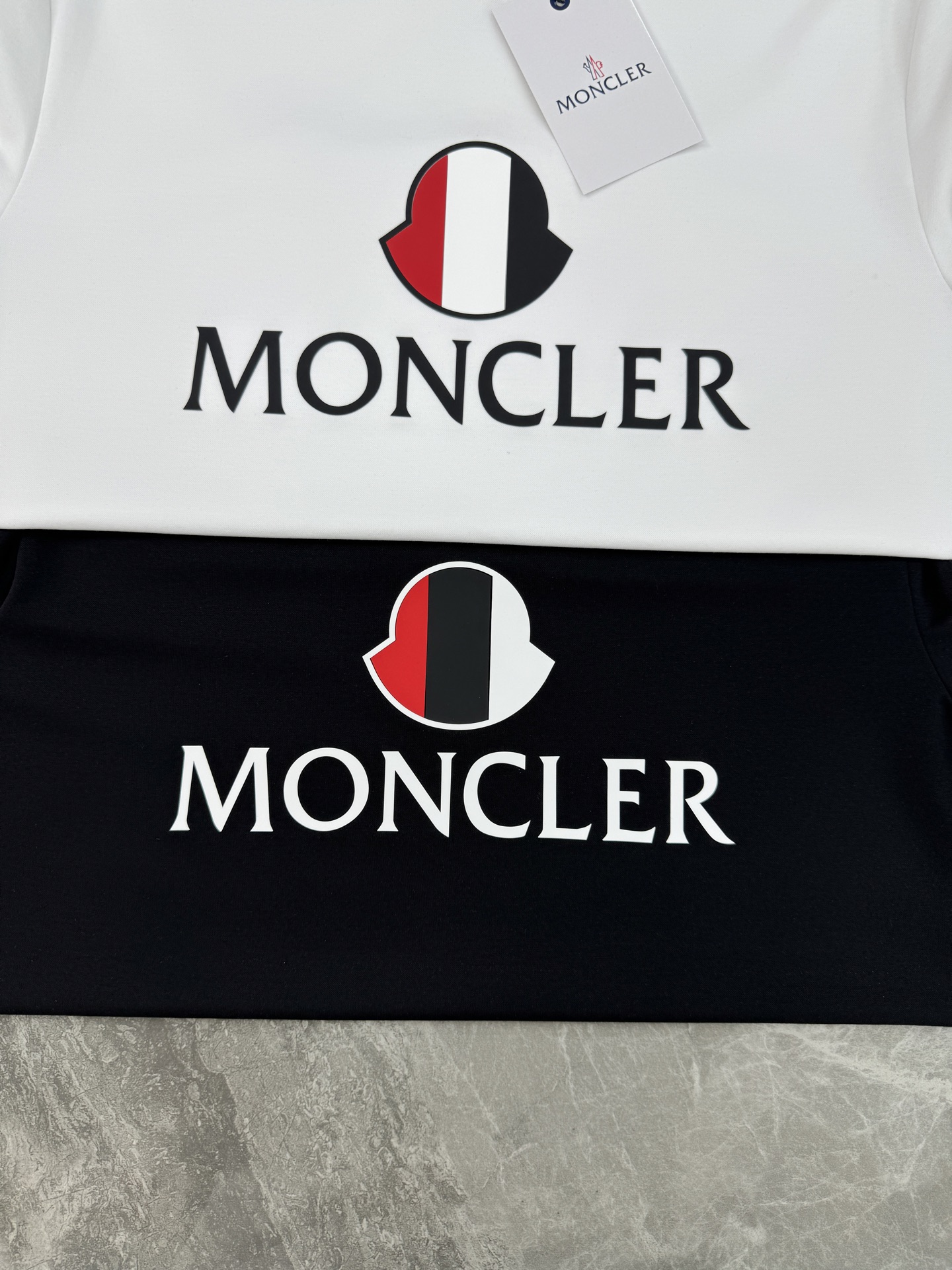 Moncler蒙口26s新款T恤.优选200g丝光棉面料.柔软透气，穿着超舒适!正面品牌字母+红白黑三色