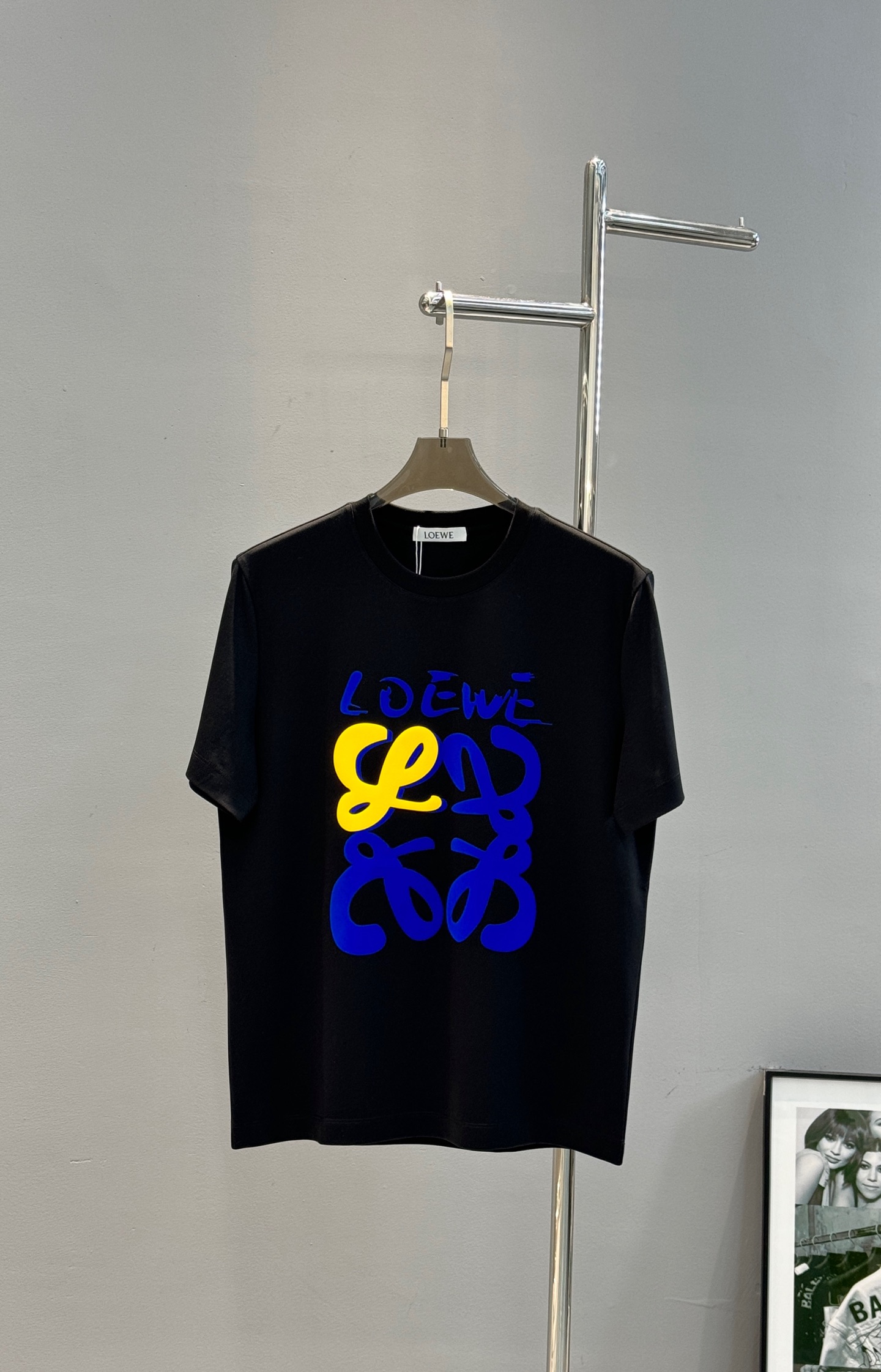 LOEW*E罗意*威26s新款丝光棉圆领短袖.品牌标志性产物.3D立体色彩系烫画.搭配LOGO标识.讨巧