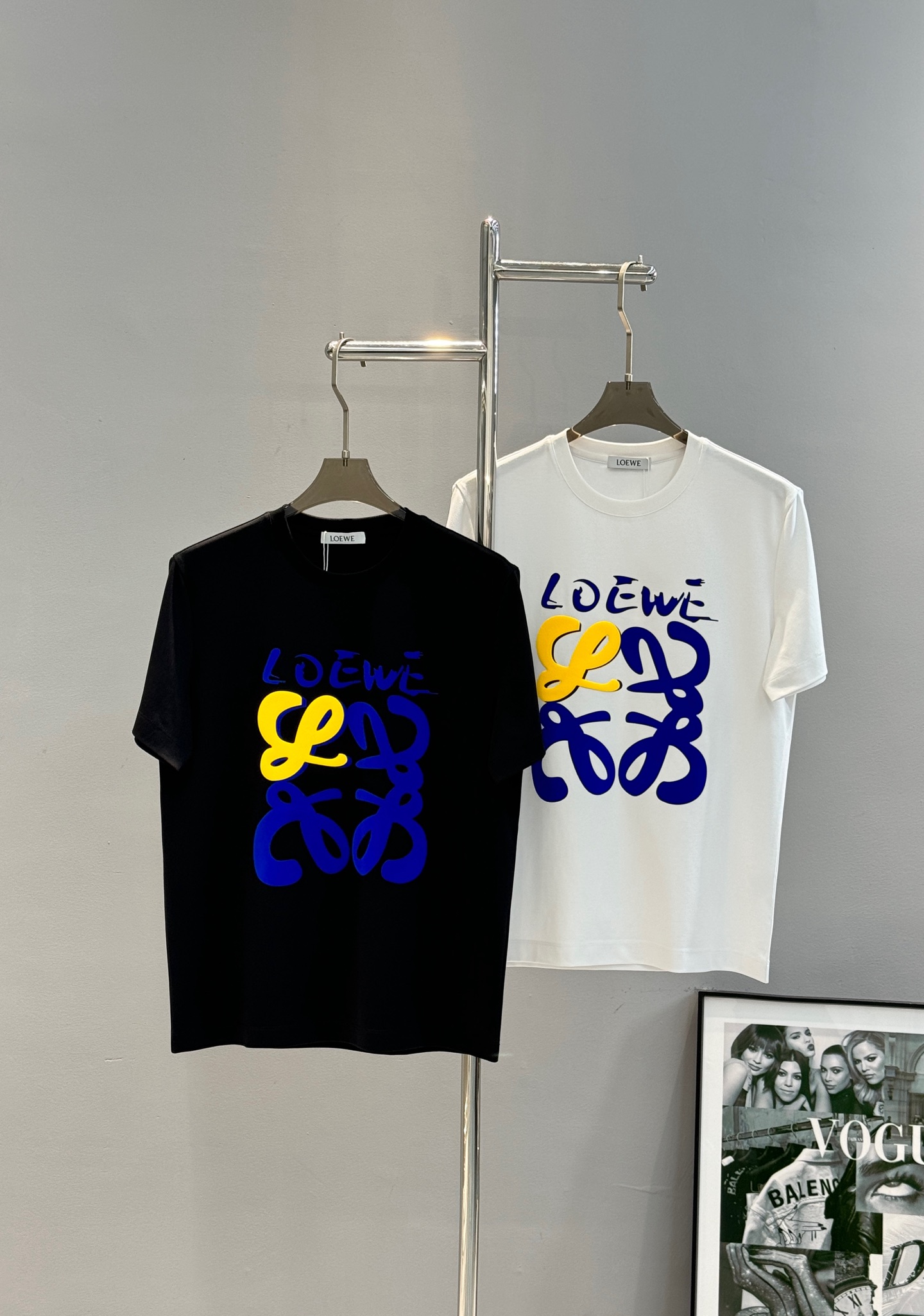 LOEW*E罗意*威26s新款丝光棉圆领短袖.品牌标志性产物.3D立体色彩系烫画.搭配LOGO标识.讨巧