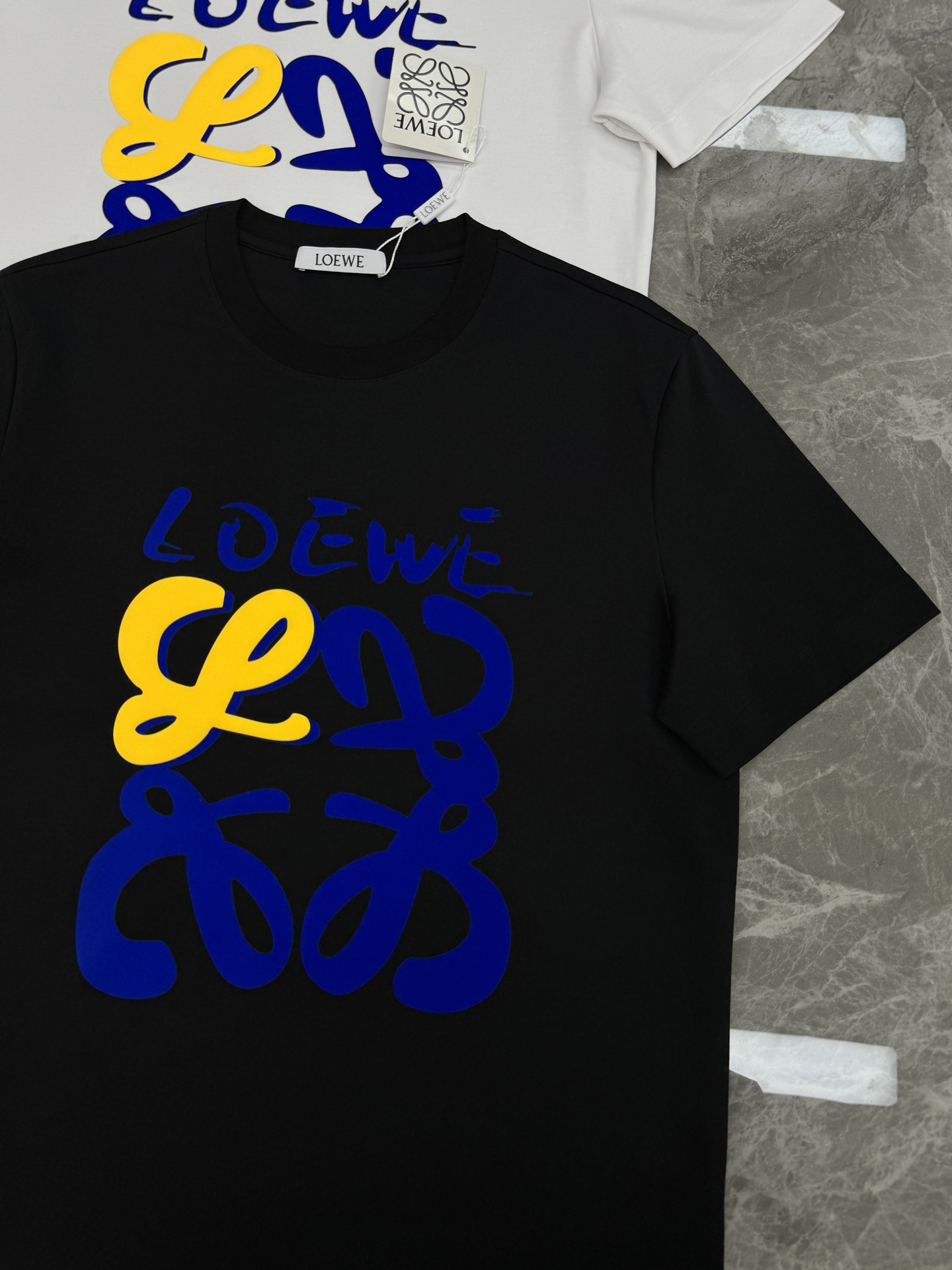 LOEW*E罗意*威26s新款丝光棉圆领短袖.品牌标志性产物.3D立体色彩系烫画.搭配LOGO标识.讨巧