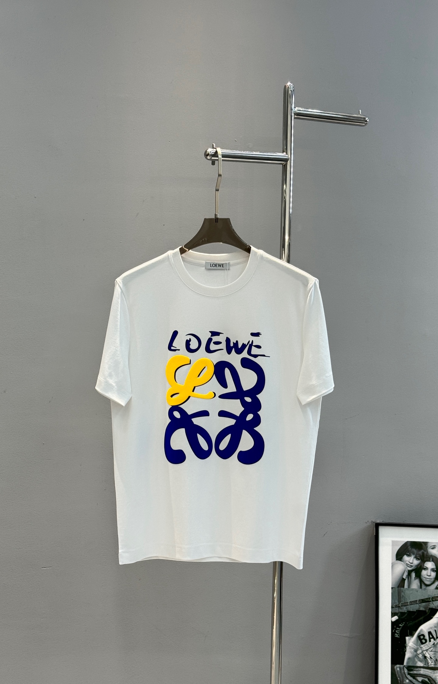 LOEW*E罗意*威26s新款丝光棉圆领短袖.品牌标志性产物.3D立体色彩系烫画.搭配LOGO标识.讨巧