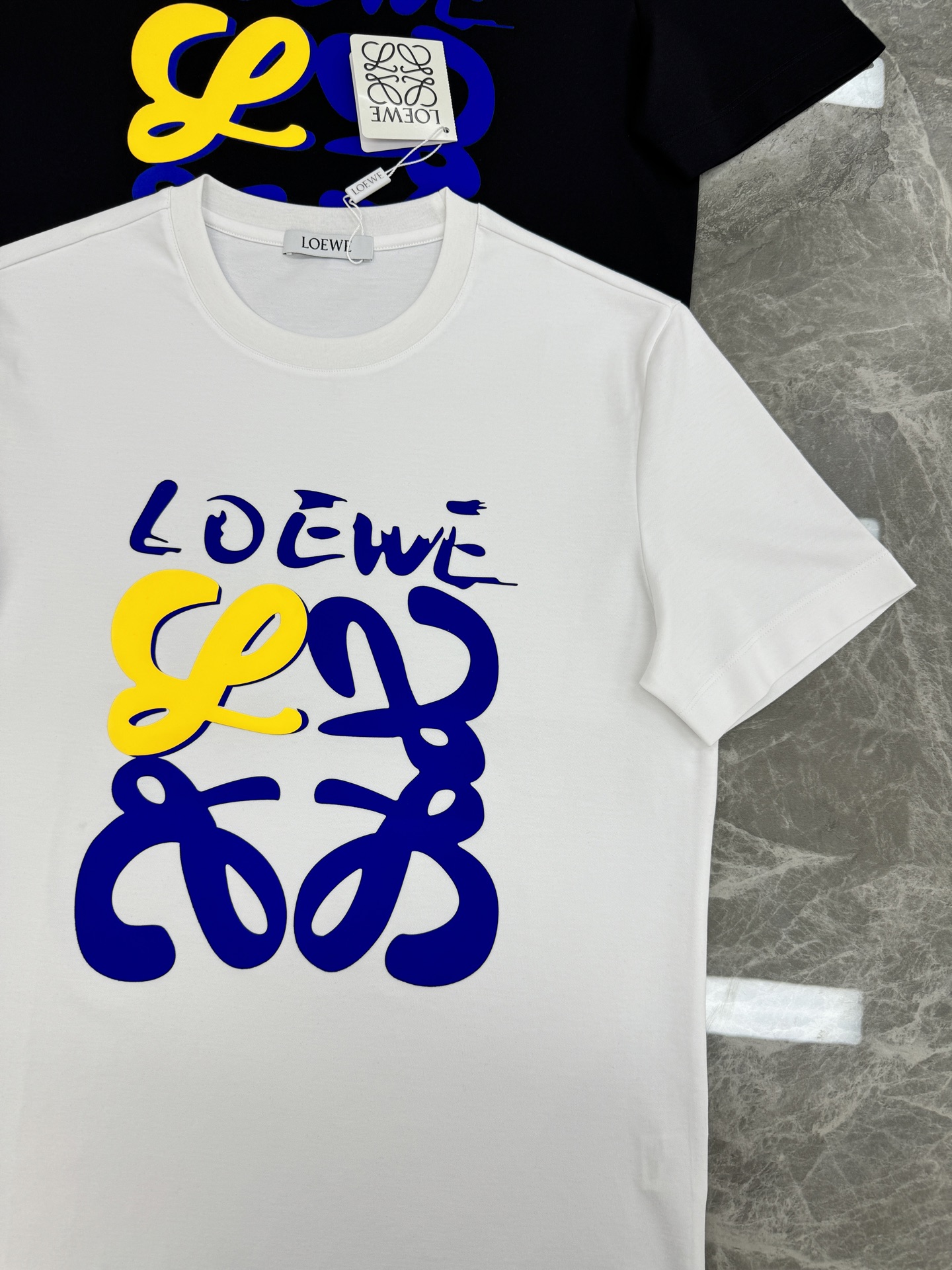 LOEW*E罗意*威26s新款丝光棉圆领短袖.品牌标志性产物.3D立体色彩系烫画.搭配LOGO标识.讨巧