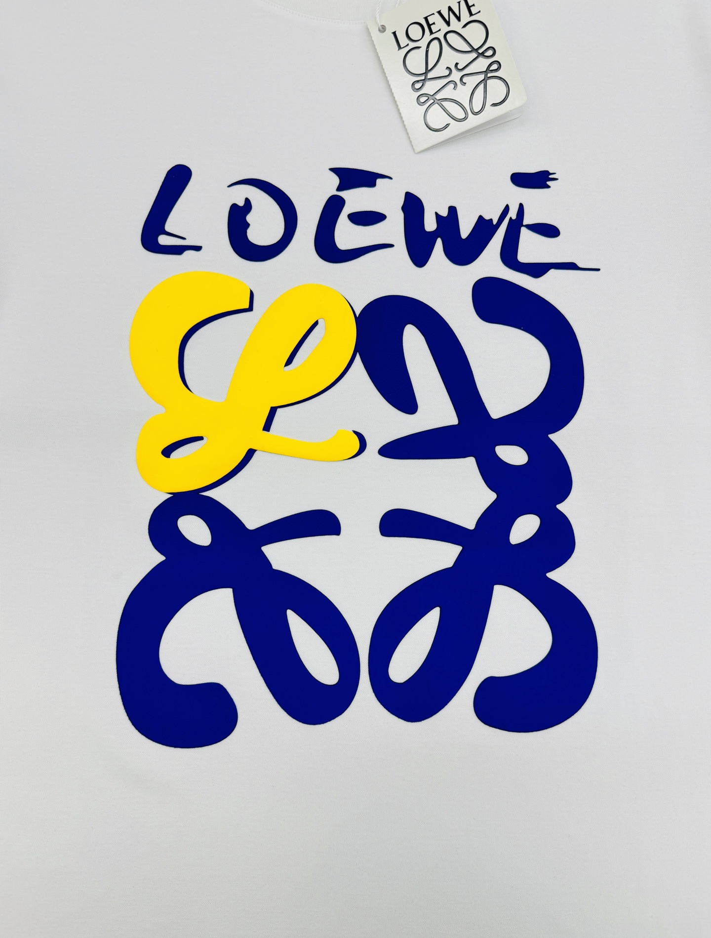 LOEW*E罗意*威26s新款丝光棉圆领短袖.品牌标志性产物.3D立体色彩系烫画.搭配LOGO标识.讨巧