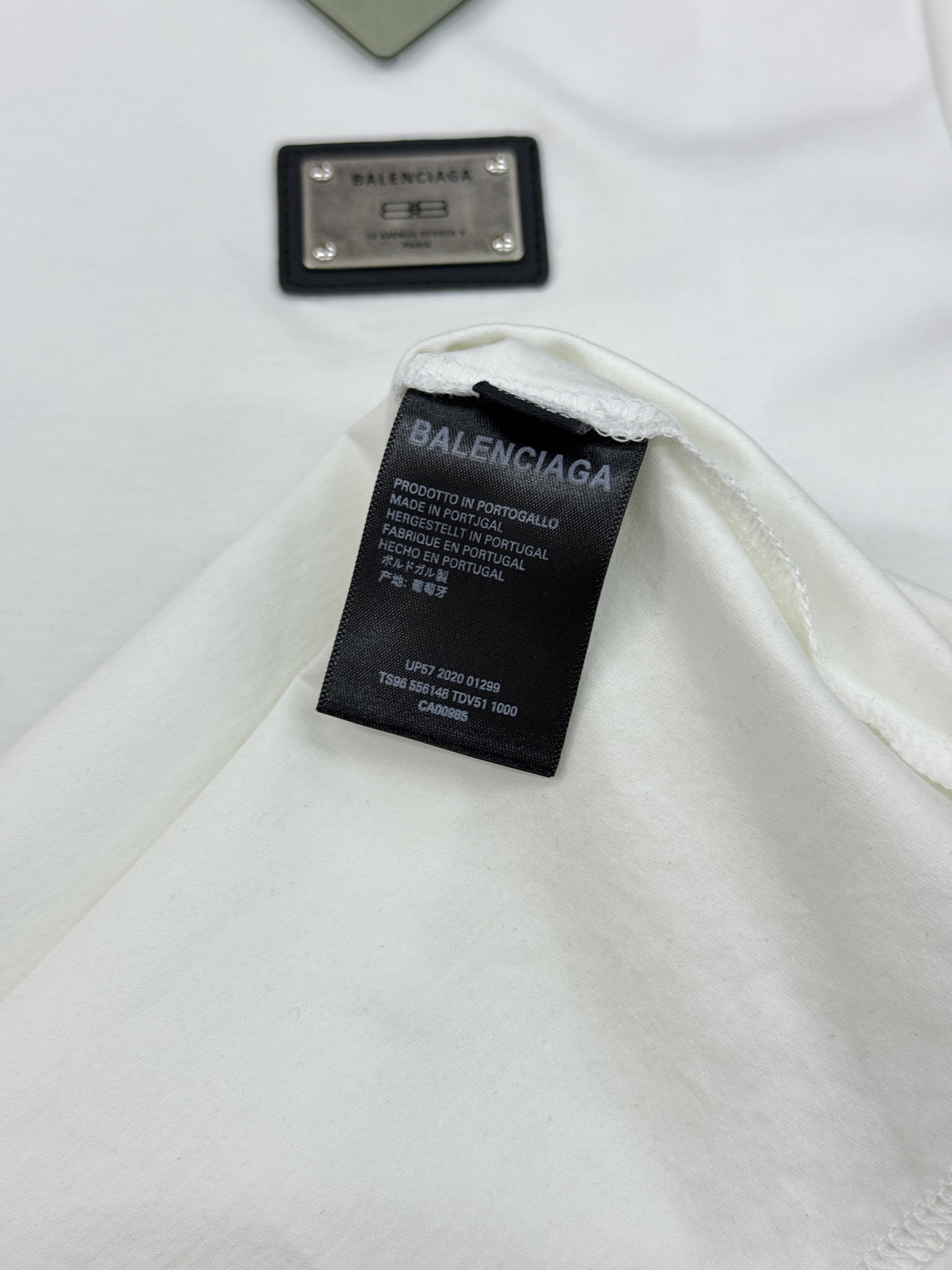 Balenciaga巴黎世家26s新款丝光棉T恤.经典复古金属原版标识.3D立体定制皮标.质感品质呈现.