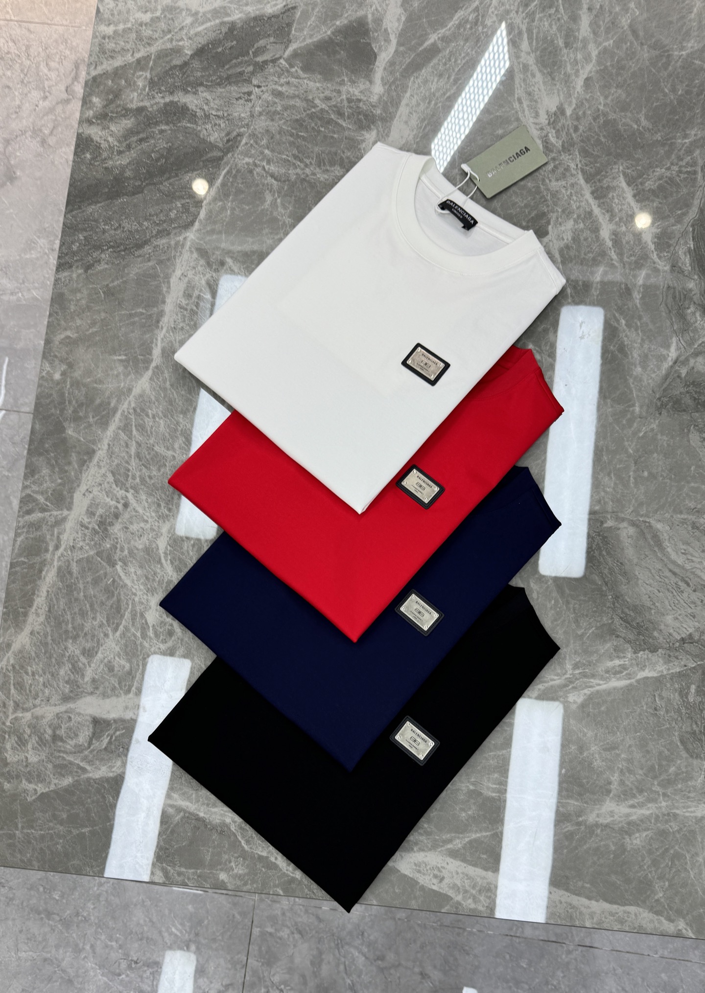 Balenciaga巴黎世家26s新款丝光棉T恤.经典复古金属原版标识.3D立体定制皮标.质感品质呈现.