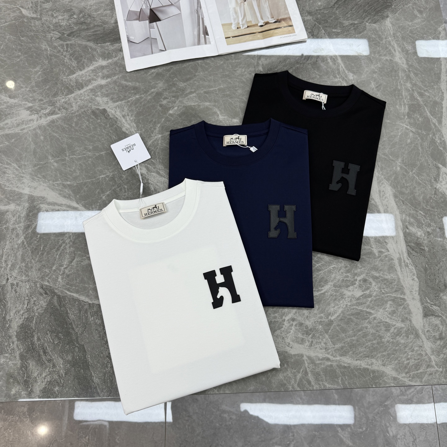 HERME*爱马*25s新款丝光棉T恤.经典H马造型搭配呈现品牌魅力.适合时尚街头潮流搭配！不限年龄的单