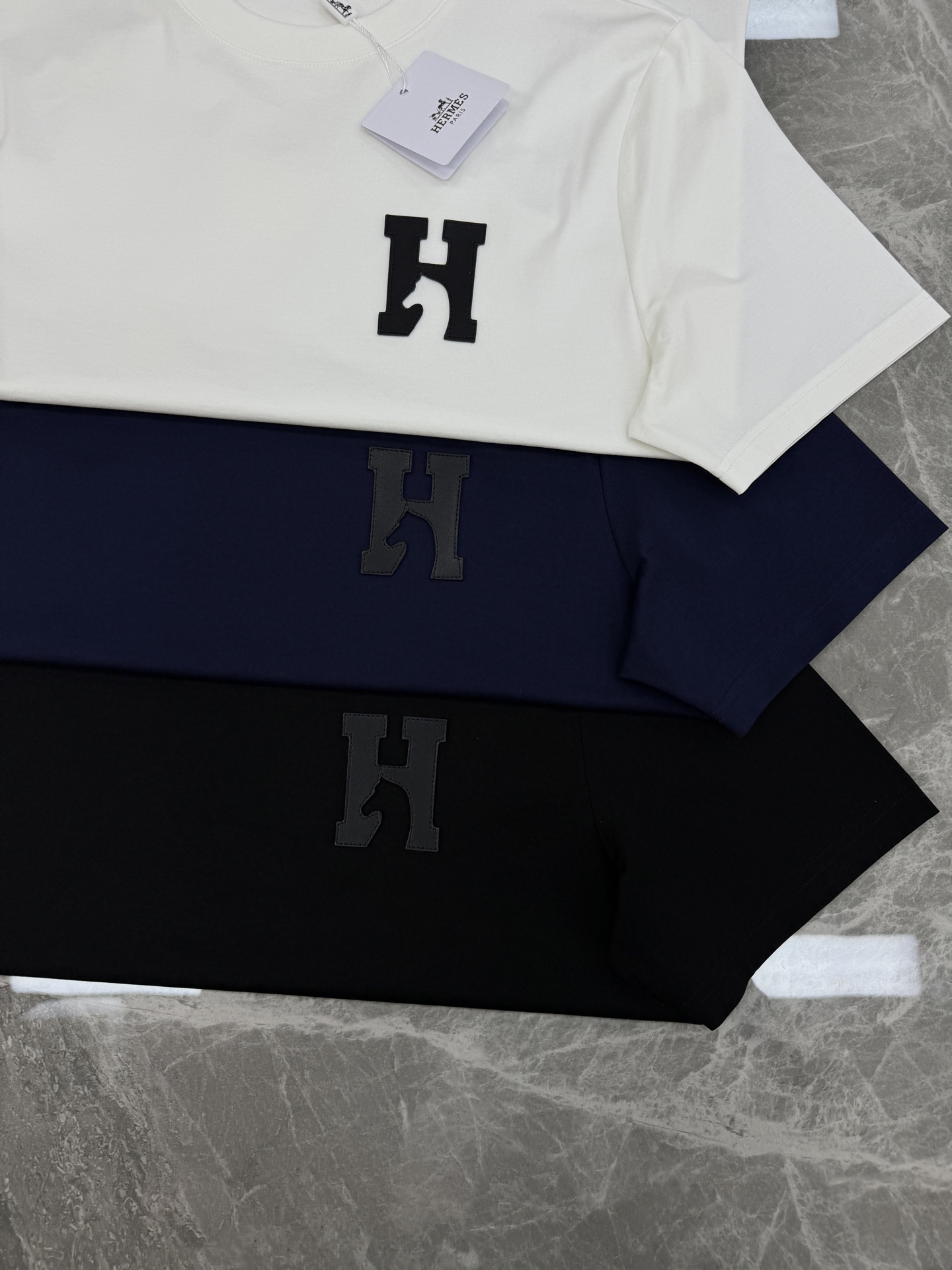 HERME*爱马*25s新款丝光棉T恤.经典H马造型搭配呈现品牌魅力.适合时尚街头潮流搭配！不限年龄的单