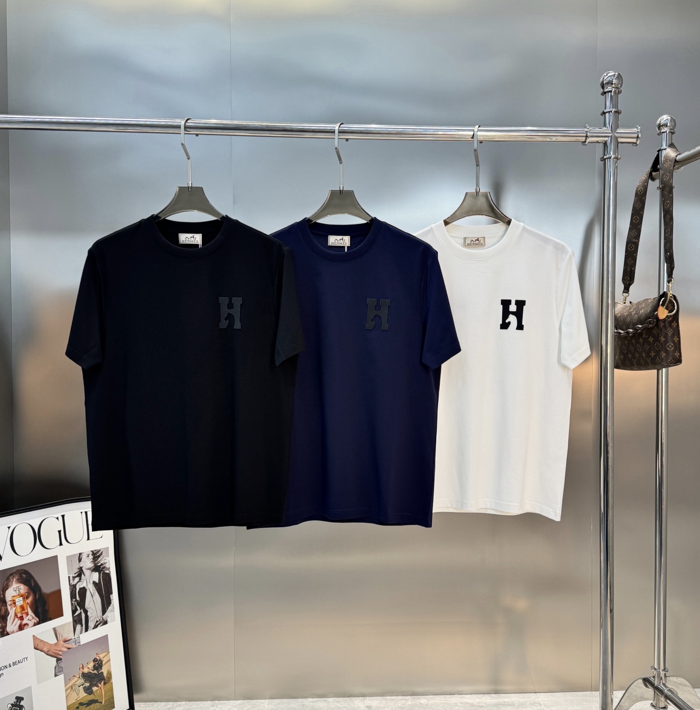 HERME*爱马*25s新款丝光棉T恤.经典H马造型搭配呈现品牌魅力.适合时尚街头潮流搭配！不限年龄的单
