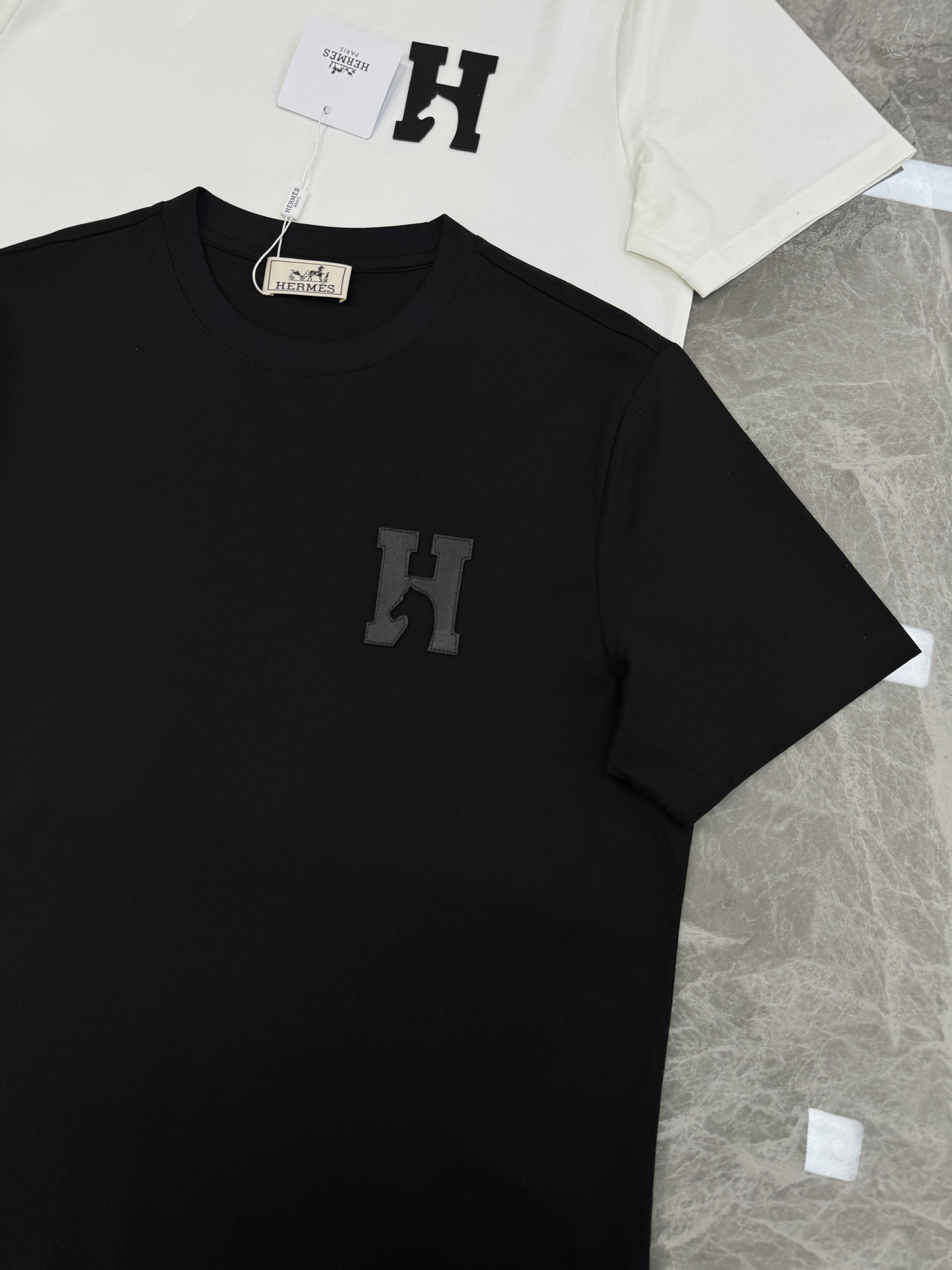 HERME*爱马*25s新款丝光棉T恤.经典H马造型搭配呈现品牌魅力.适合时尚街头潮流搭配！不限年龄的单