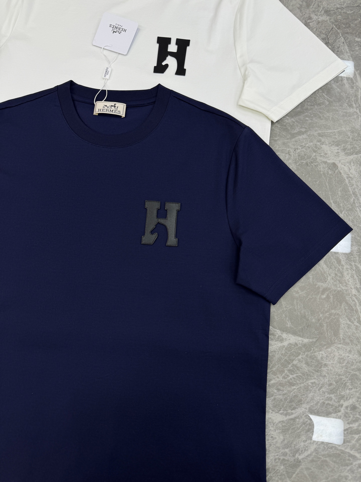HERME*爱马*25s新款丝光棉T恤.经典H马造型搭配呈现品牌魅力.适合时尚街头潮流搭配！不限年龄的单