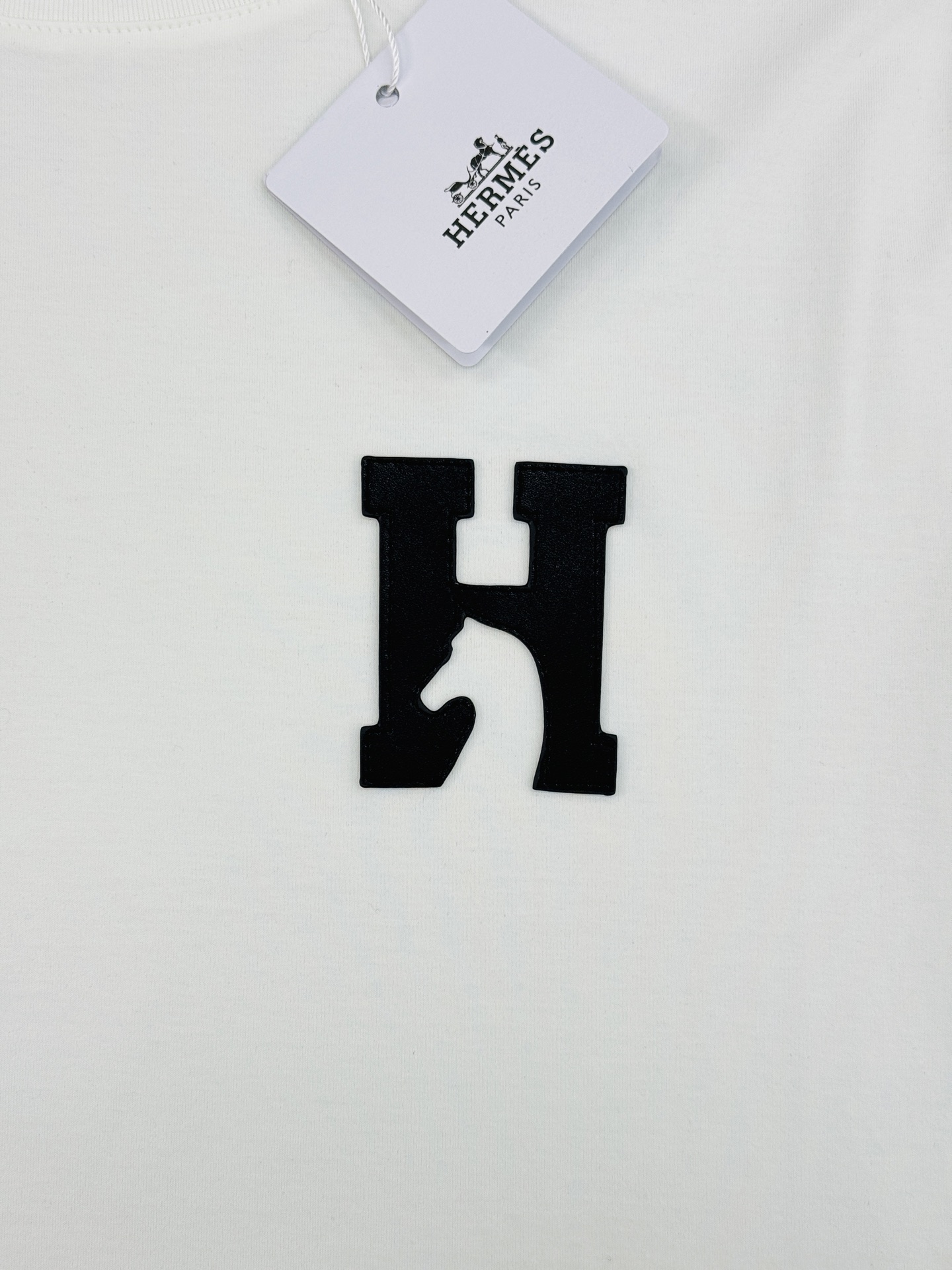 HERME*爱马*25s新款丝光棉T恤.经典H马造型搭配呈现品牌魅力.适合时尚街头潮流搭配！不限年龄的单
