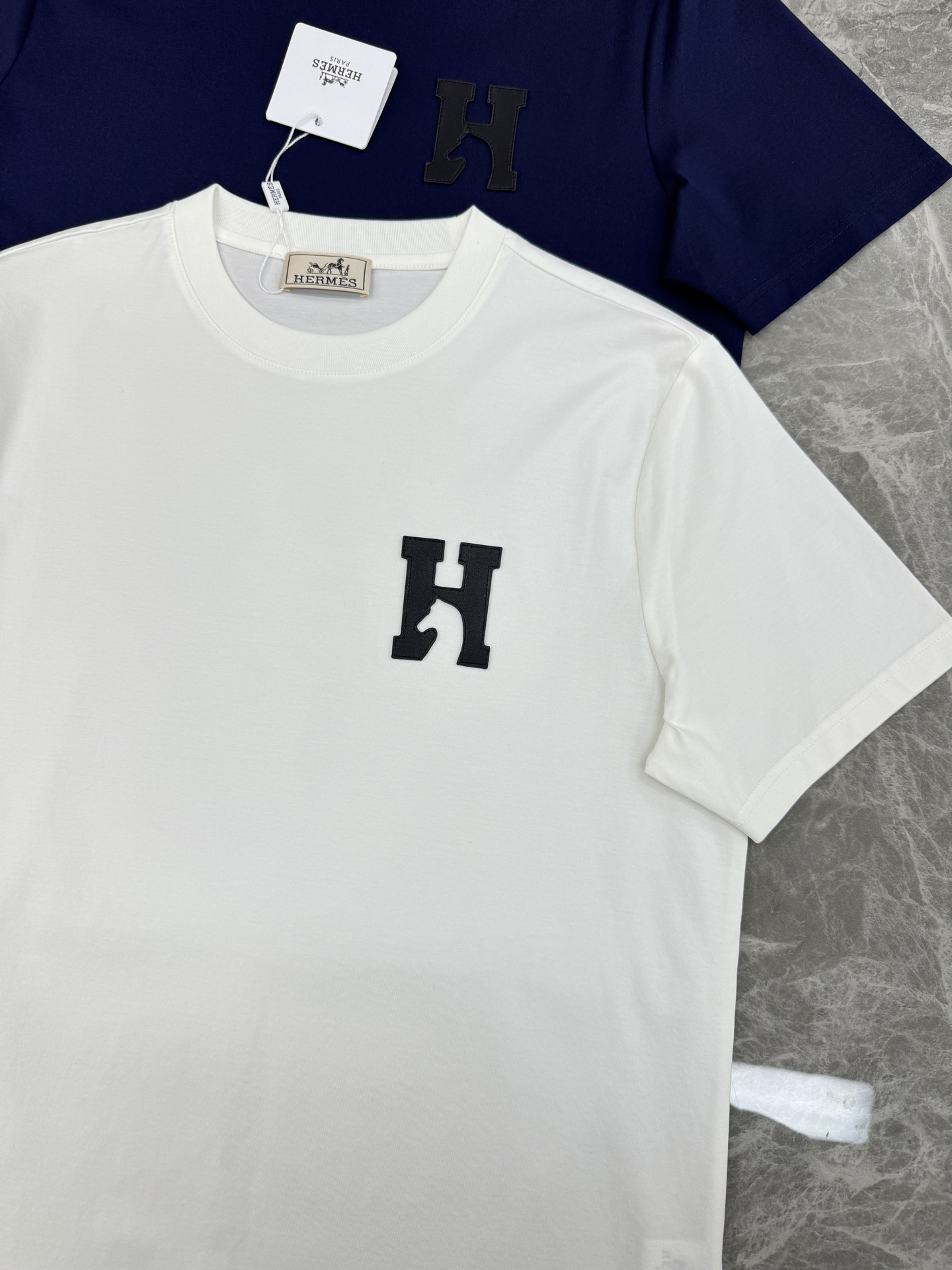 HERME*爱马*25s新款丝光棉T恤.经典H马造型搭配呈现品牌魅力.适合时尚街头潮流搭配！不限年龄的单