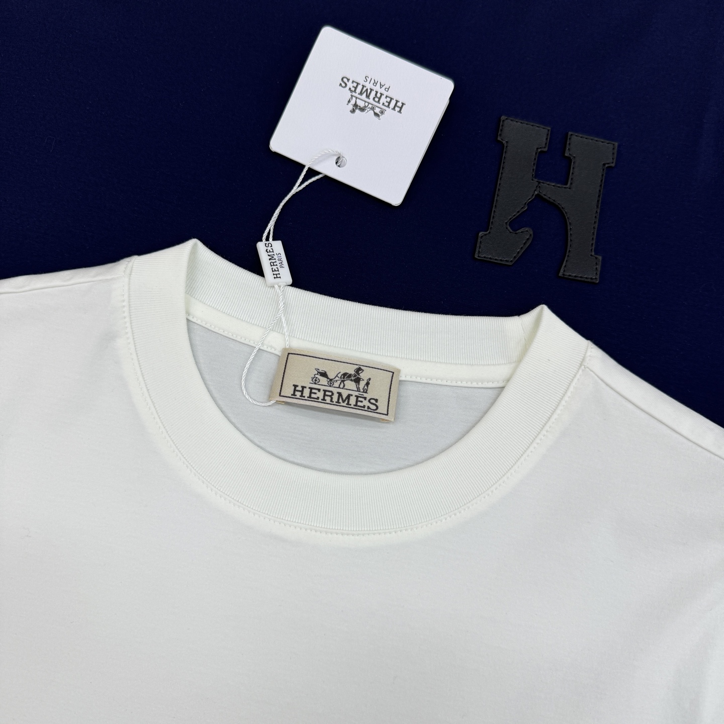 HERME*爱马*25s新款丝光棉T恤.经典H马造型搭配呈现品牌魅力.适合时尚街头潮流搭配！不限年龄的单