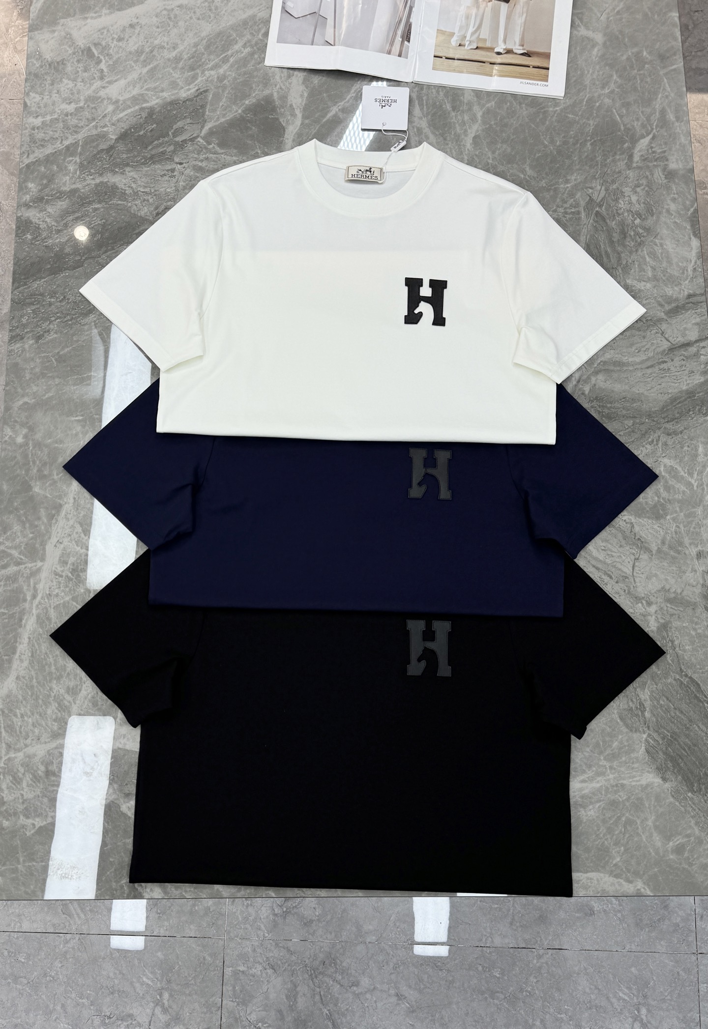 HERME*爱马*25s新款丝光棉T恤.经典H马造型搭配呈现品牌魅力.适合时尚街头潮流搭配！不限年龄的单