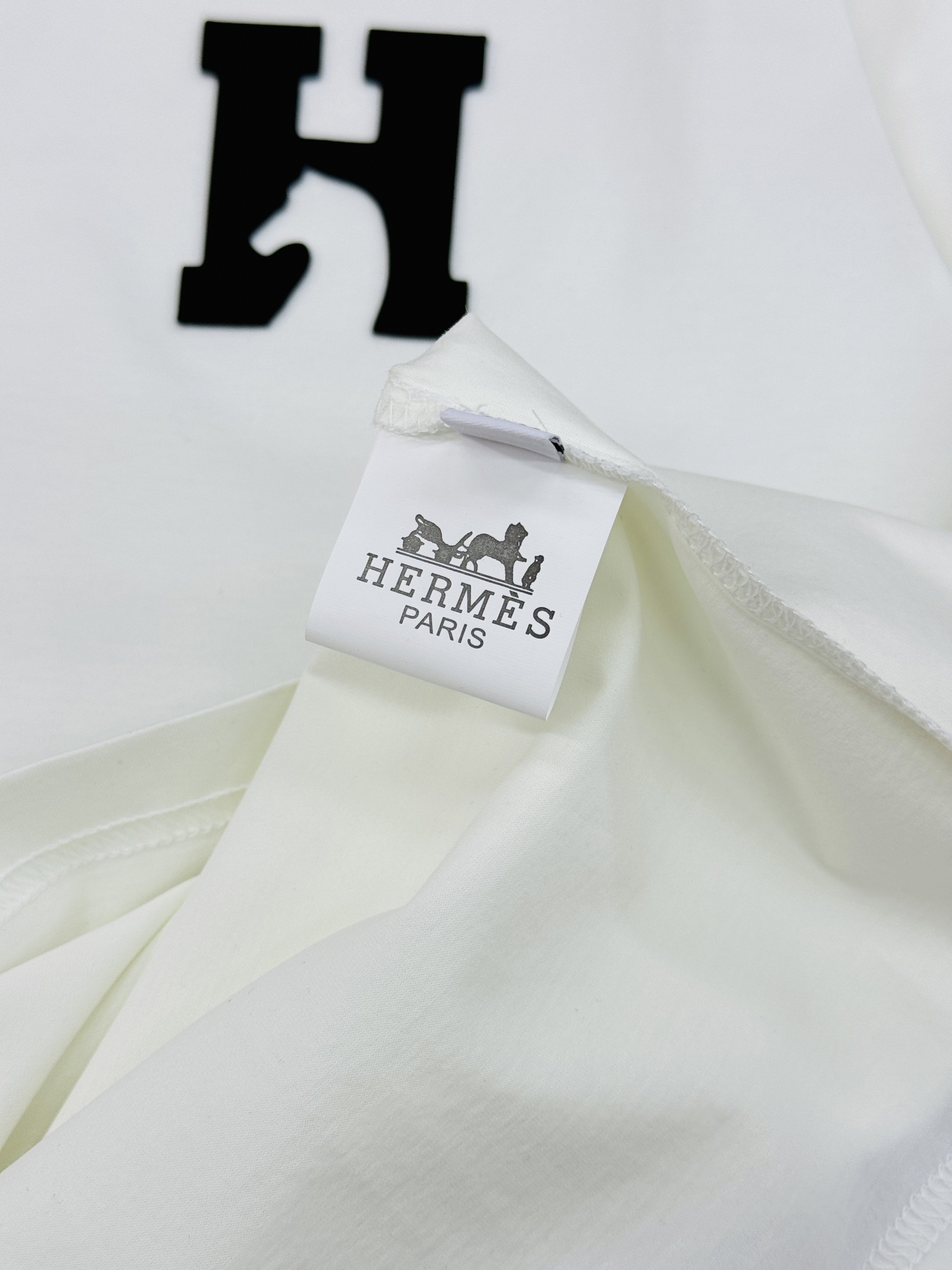 HERME*爱马*25s新款丝光棉T恤.经典H马造型搭配呈现品牌魅力.适合时尚街头潮流搭配！不限年龄的单