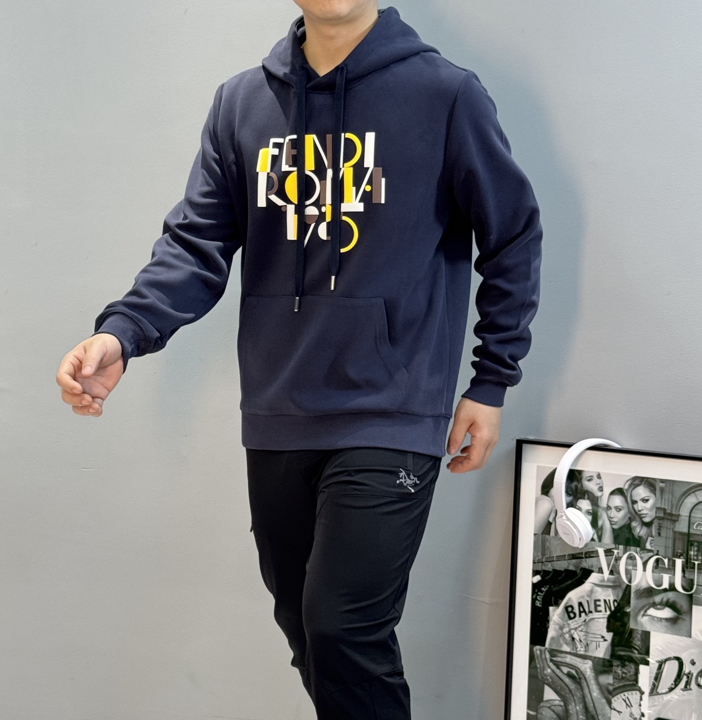 Fend*i芬迪25s秋冬新款连帽卫衣.男女同款～最新立体字母设计.定制420g卫衣棉材质打造，面料织纹