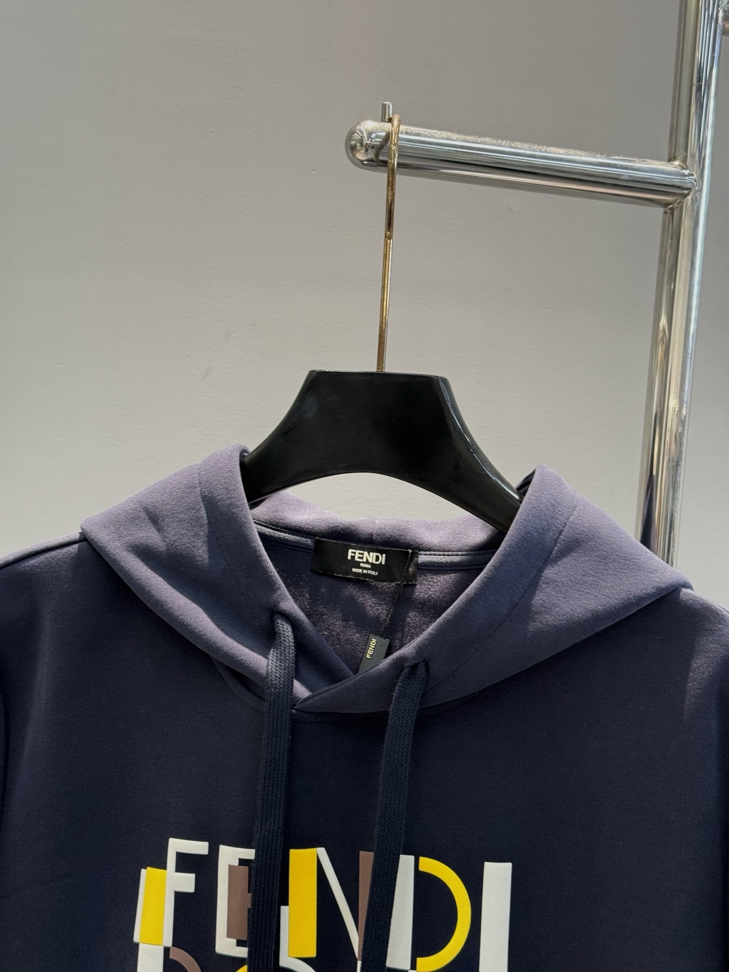 Fend*i芬迪25s秋冬新款连帽卫衣.男女同款～最新立体字母设计.定制420g卫衣棉材质打造，面料织纹