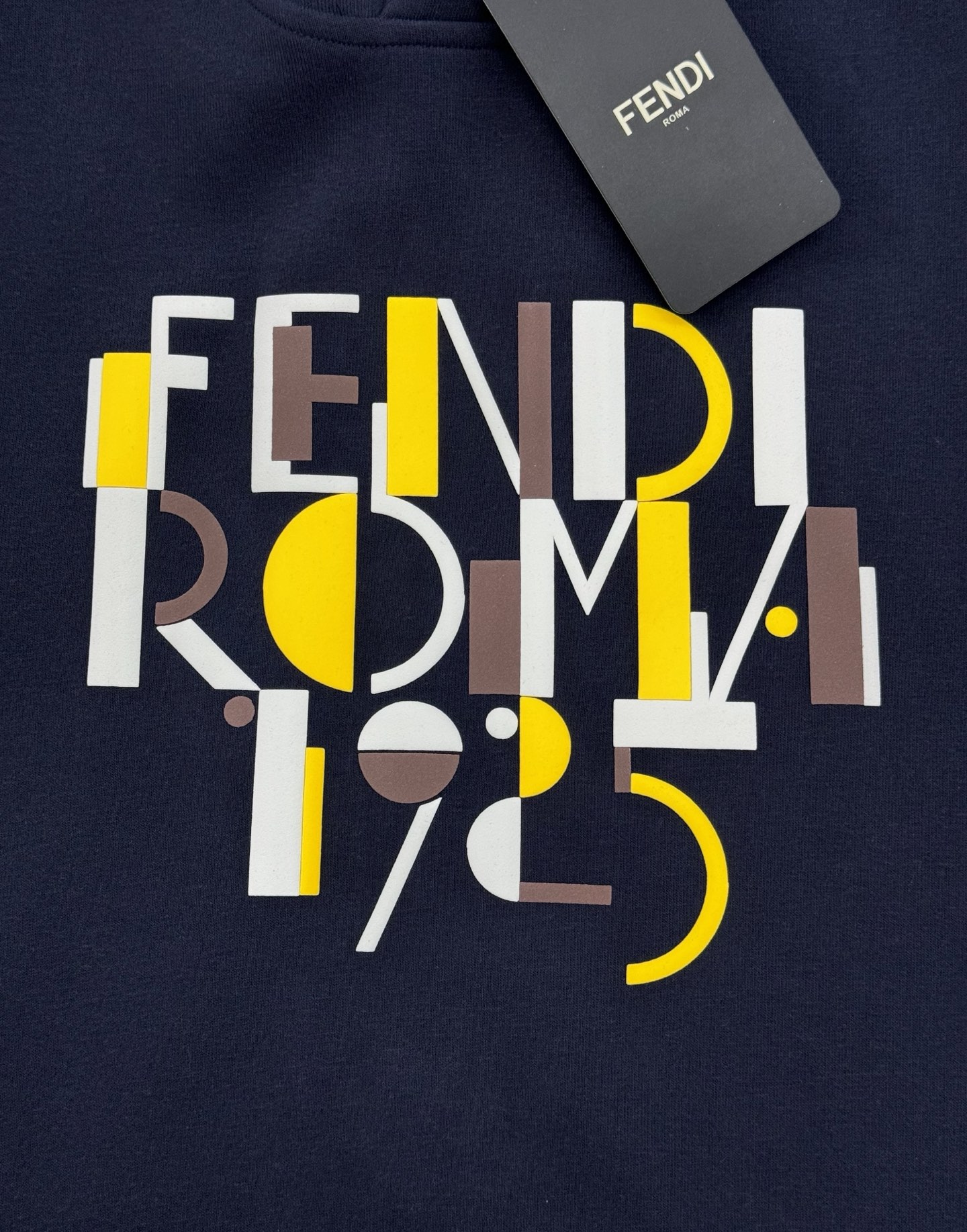 Fend*i芬迪25s秋冬新款连帽卫衣.男女同款～最新立体字母设计.定制420g卫衣棉材质打造，面料织纹