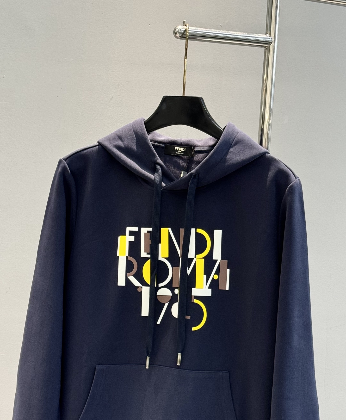 Fend*i芬迪25s秋冬新款连帽卫衣.男女同款～最新立体字母设计.定制420g卫衣棉材质打造，面料织纹
