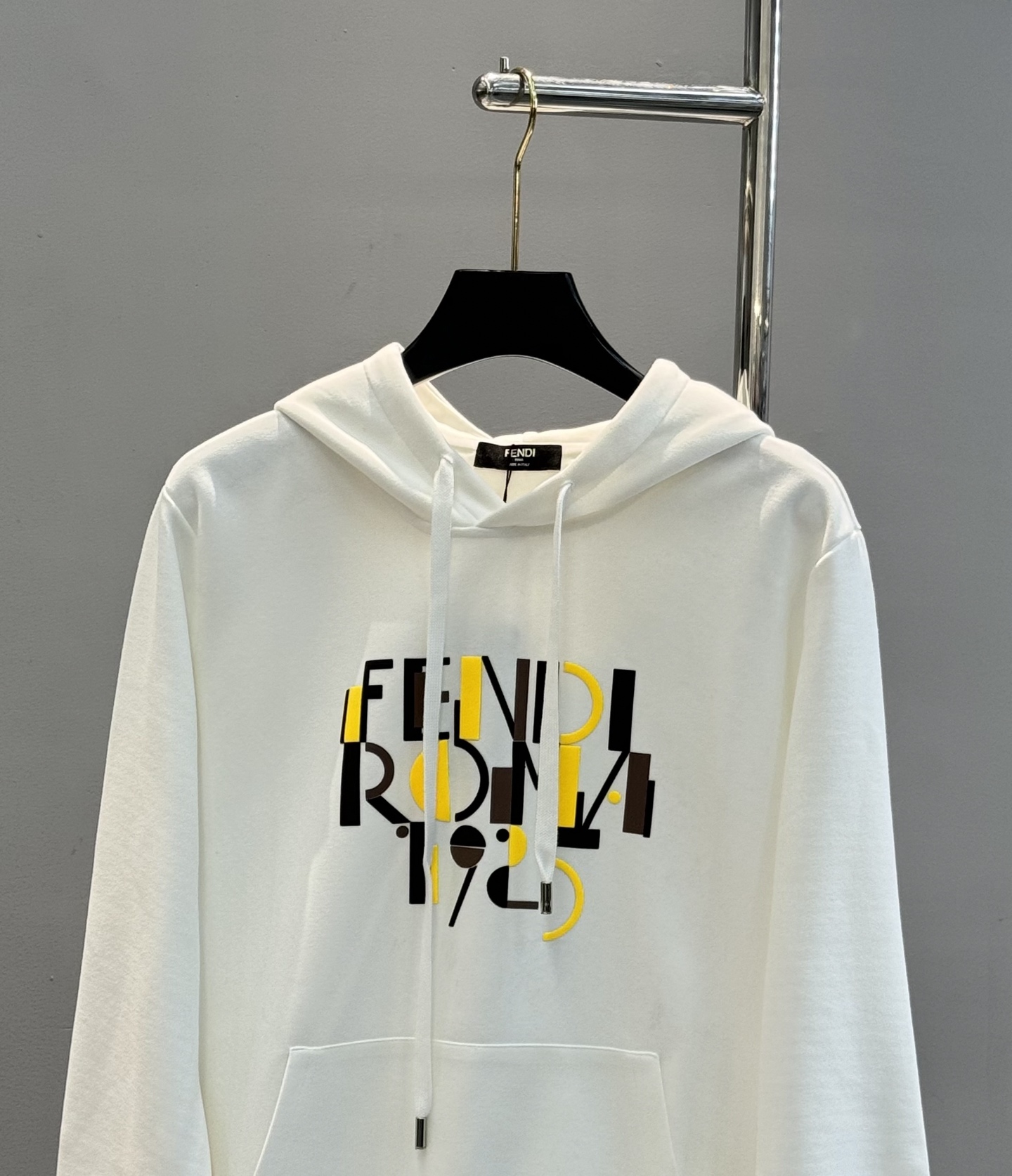 Fend*i芬迪25s秋冬新款连帽卫衣.男女同款～最新立体字母设计.定制420g卫衣棉材质打造，面料织纹