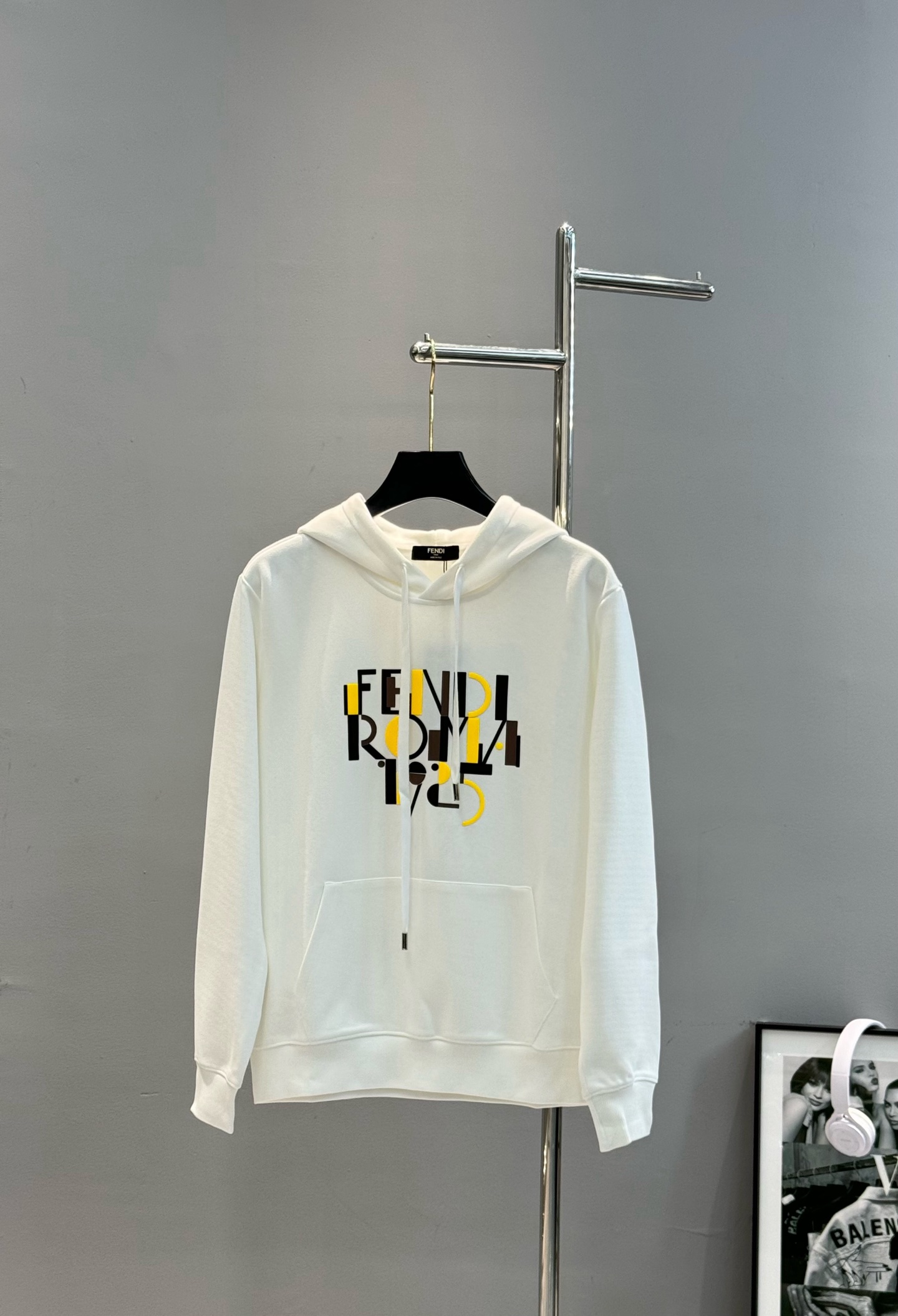 Fend*i芬迪25s秋冬新款连帽卫衣.男女同款～最新立体字母设计.定制420g卫衣棉材质打造，面料织纹