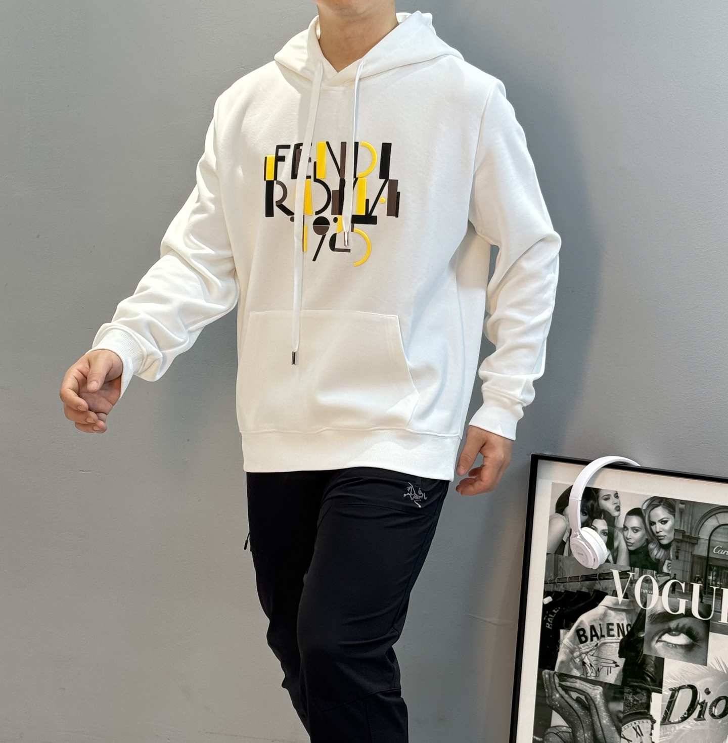 Fend*i芬迪25s秋冬新款连帽卫衣.男女同款～最新立体字母设计.定制420g卫衣棉材质打造，面料织纹
