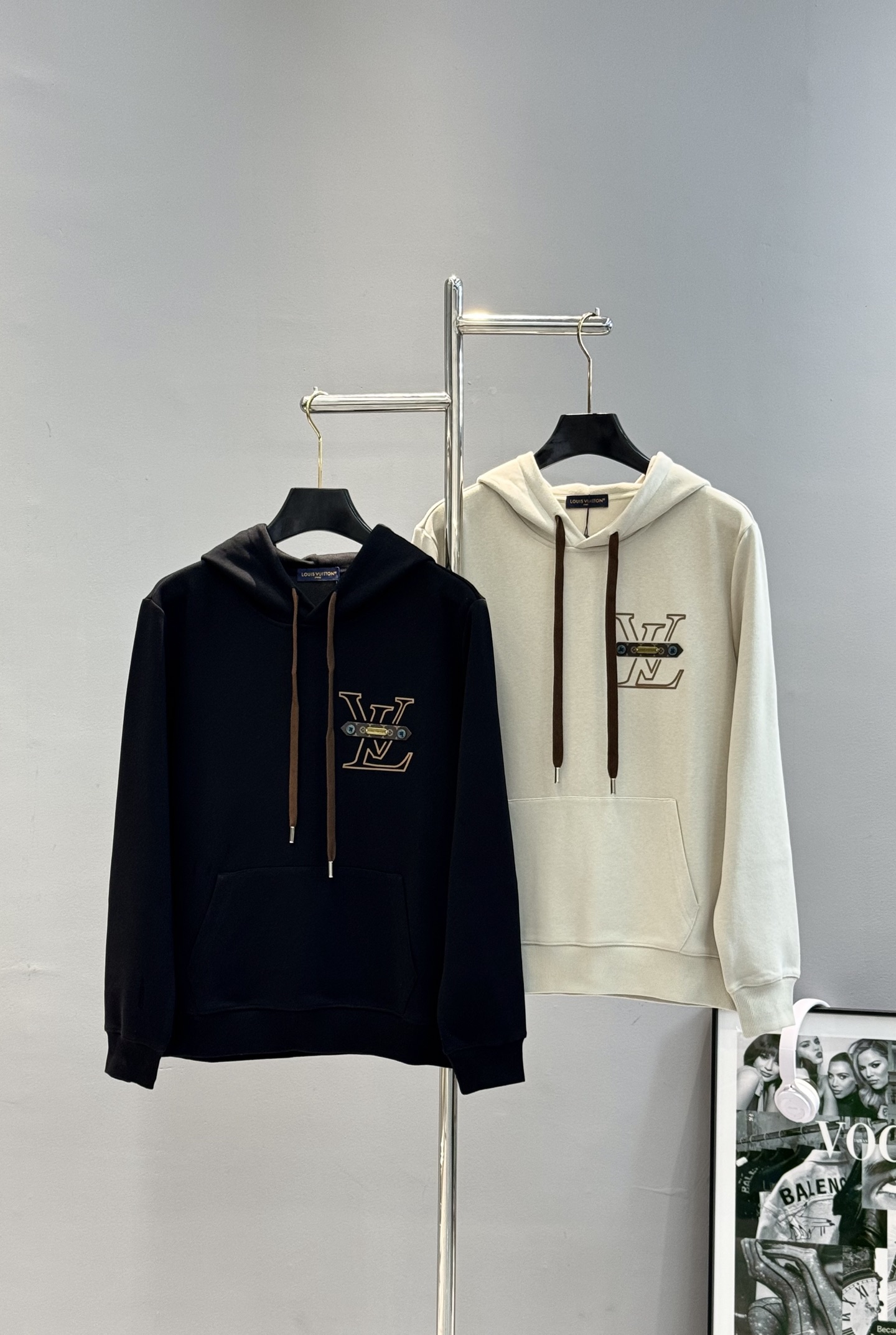 驴牌*25s新款连帽天丝卫衣.男女同款！绝对超前！非常酷～lv皮牌字母造型呈现.原版五金充满高级.潮玩艺