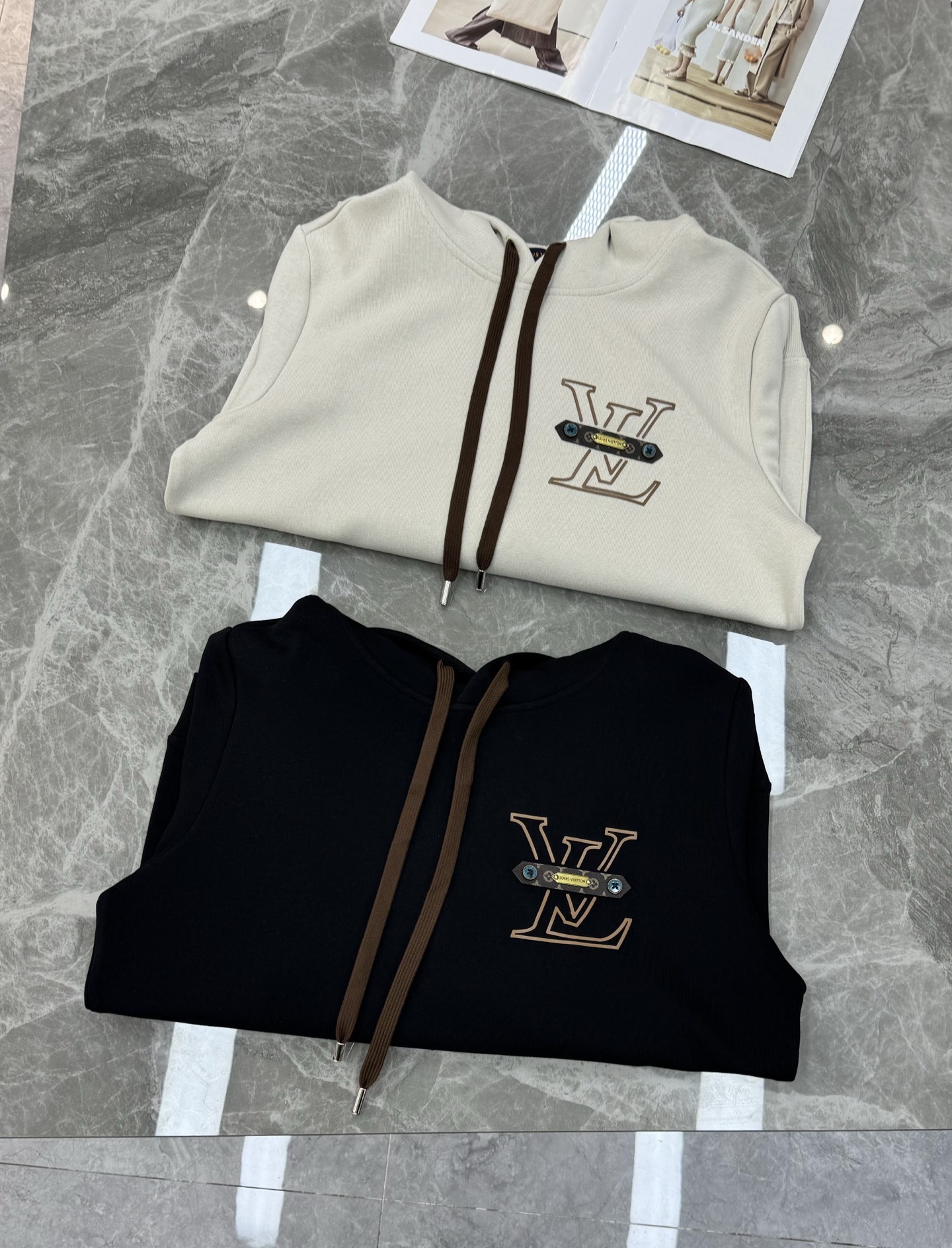 驴牌*25s新款连帽天丝卫衣.男女同款！绝对超前！非常酷～lv皮牌字母造型呈现.原版五金充满高级.潮玩艺