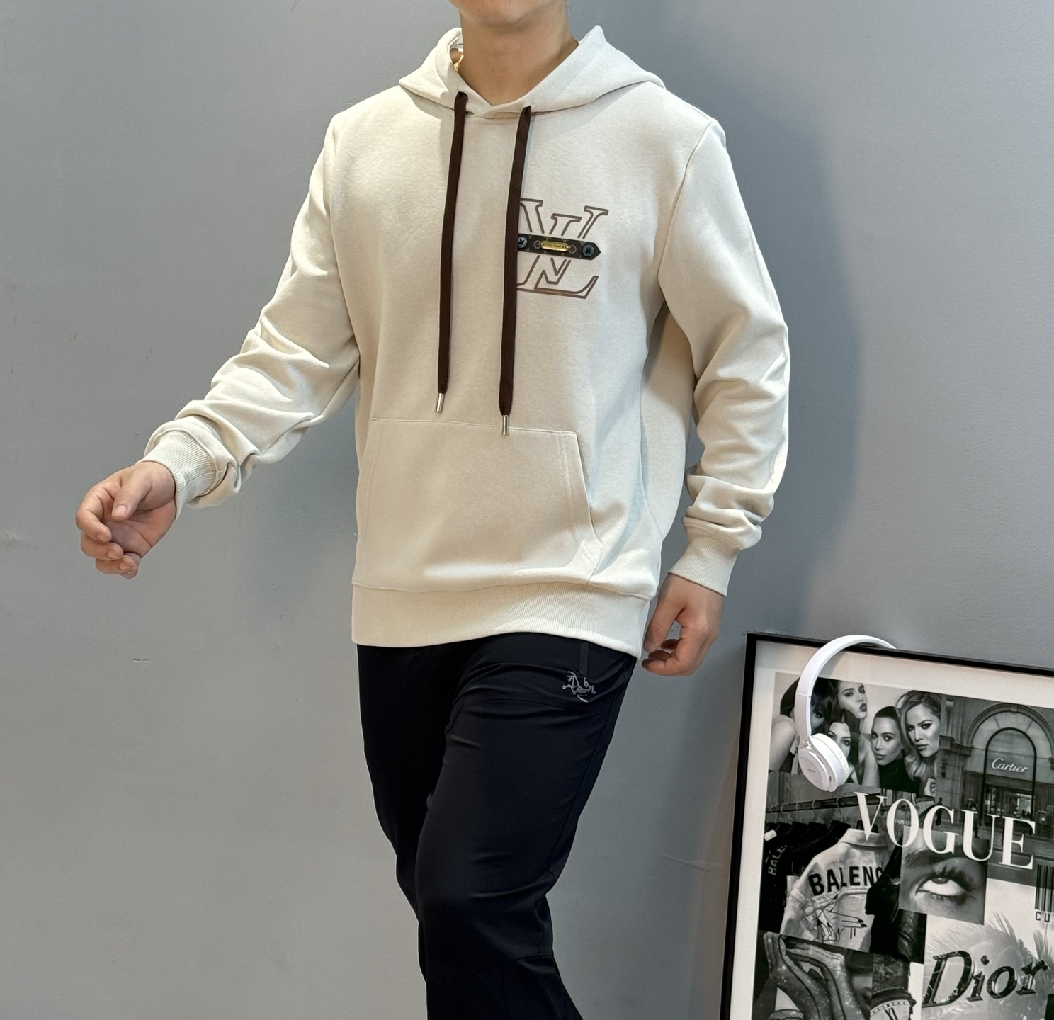 驴牌*25s新款连帽天丝卫衣.男女同款！绝对超前！非常酷～lv皮牌字母造型呈现.原版五金充满高级.潮玩艺