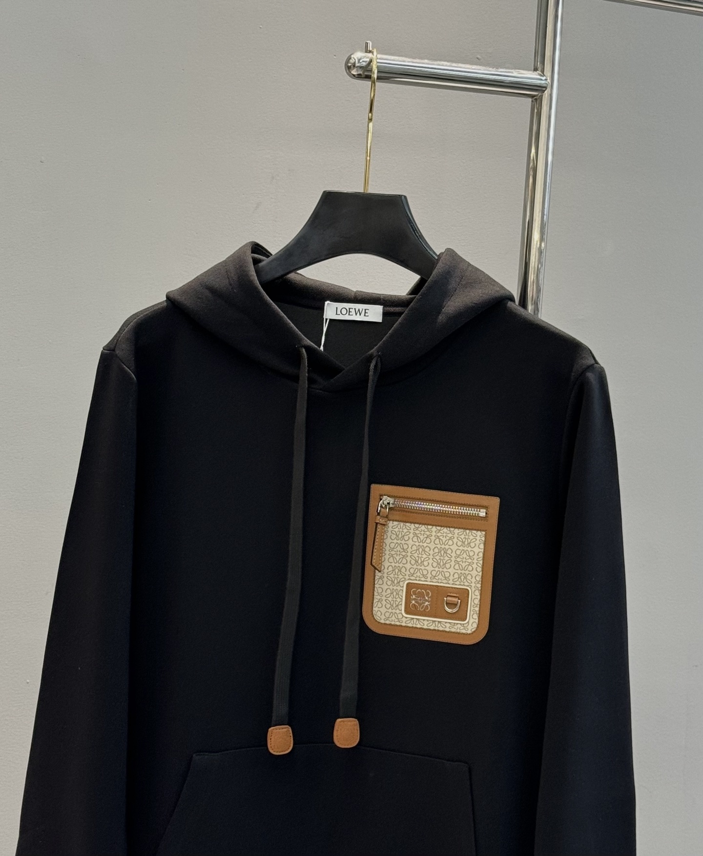 LOEWE罗意威25s新款连帽卫衣.男女同款.采用420g纯棉卫衣面料.上身非常的舒服。质感区别于普通棉