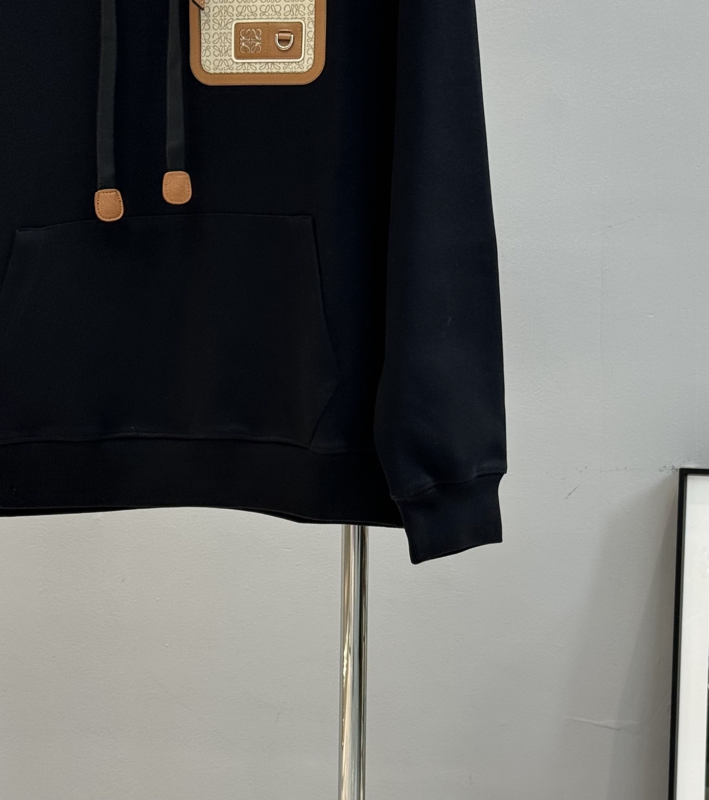 LOEWE罗意威25s新款连帽卫衣.男女同款.采用420g纯棉卫衣面料.上身非常的舒服。质感区别于普通棉