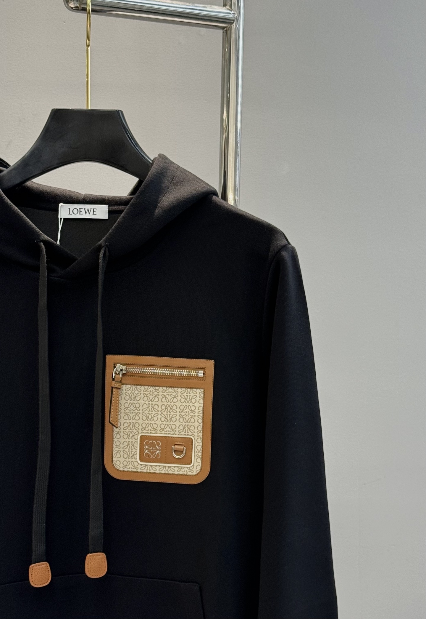 LOEWE罗意威25s新款连帽卫衣.男女同款.采用420g纯棉卫衣面料.上身非常的舒服。质感区别于普通棉