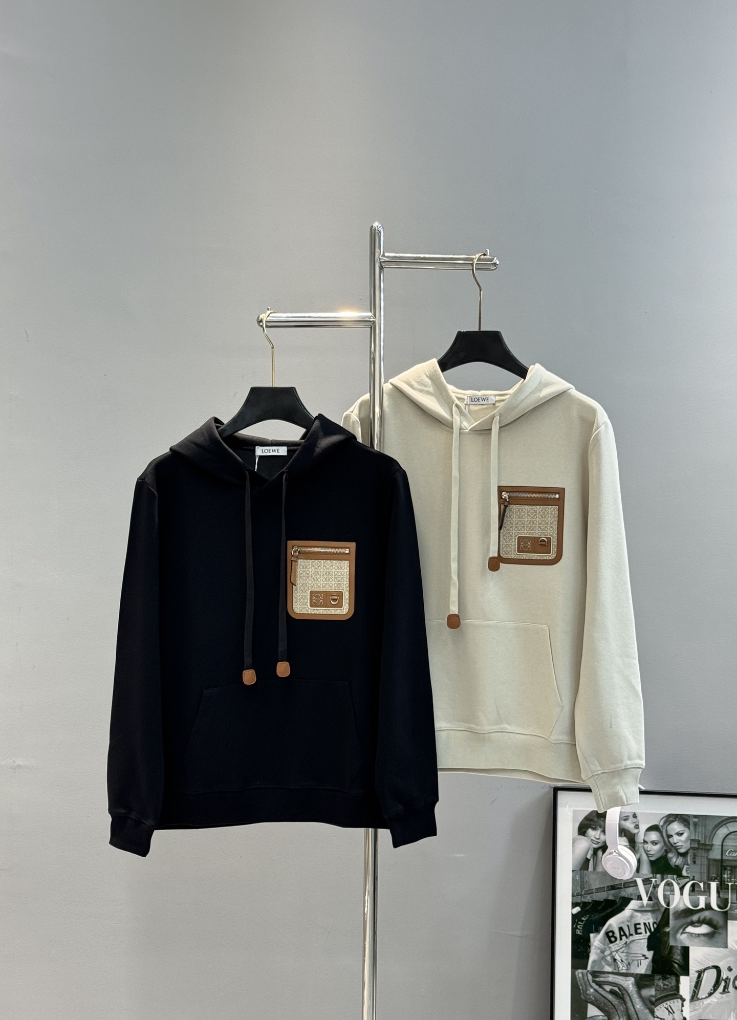 LOEWE罗意威25s新款连帽卫衣.男女同款.采用420g纯棉卫衣面料.上身非常的舒服。质感区别于普通棉