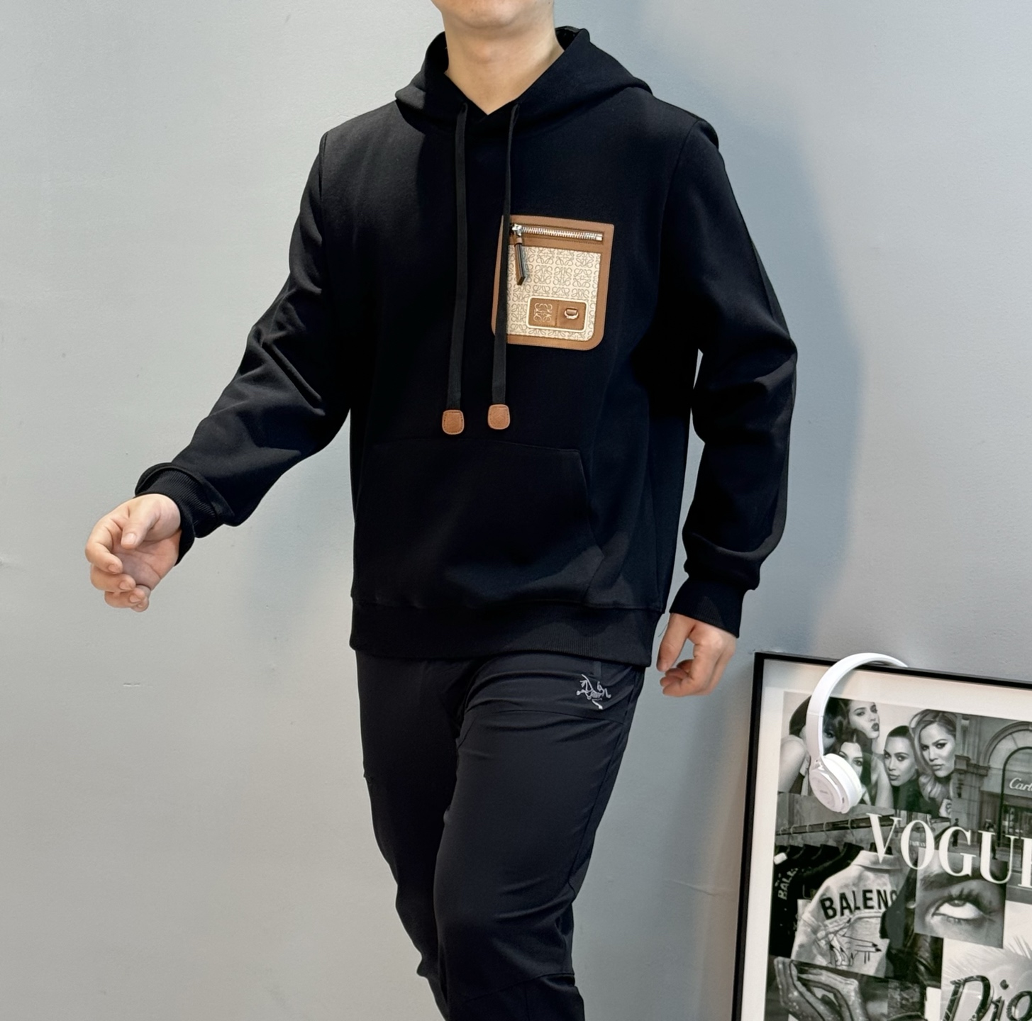 LOEWE罗意威25s新款连帽卫衣.男女同款.采用420g纯棉卫衣面料.上身非常的舒服。质感区别于普通棉