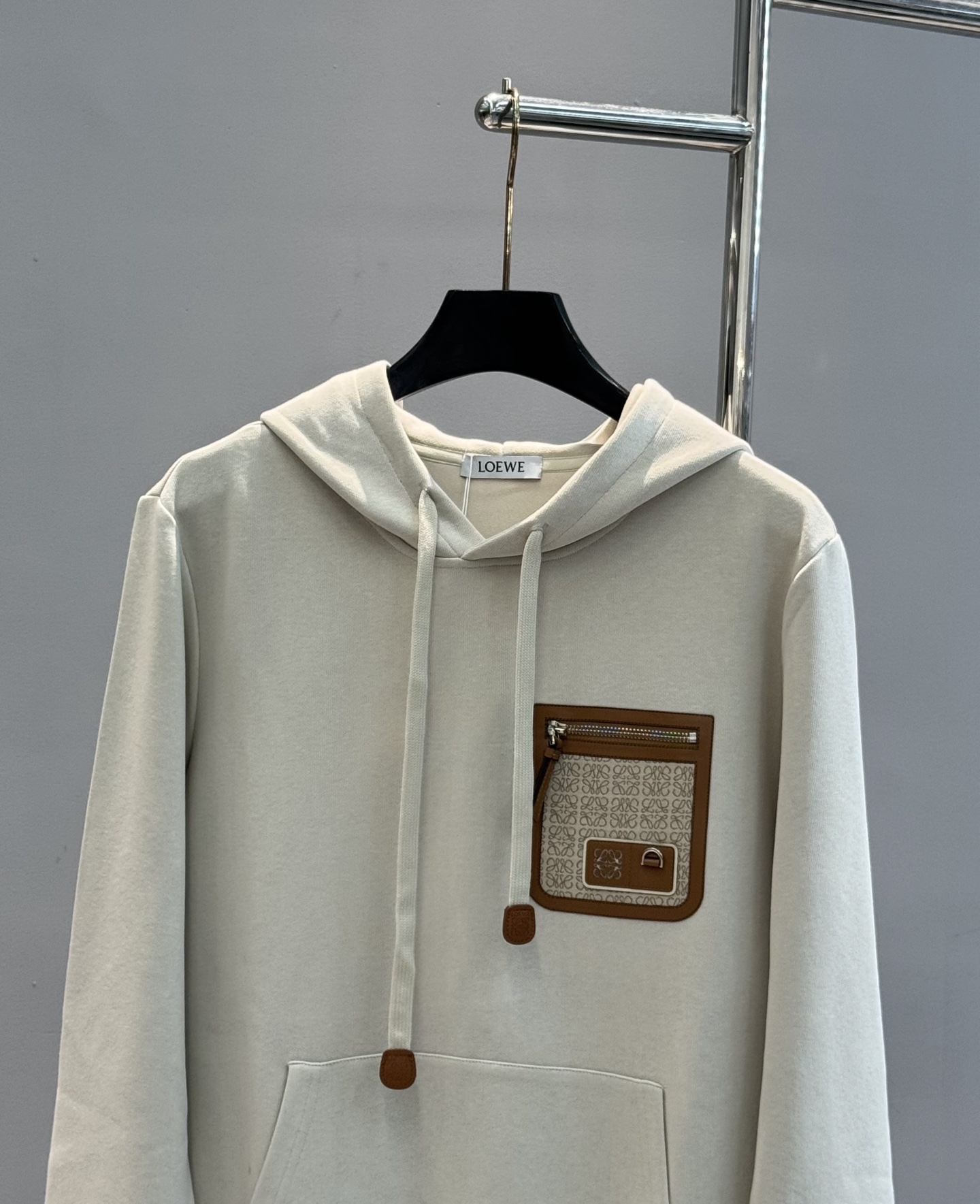 LOEWE罗意威25s新款连帽卫衣.男女同款.采用420g纯棉卫衣面料.上身非常的舒服。质感区别于普通棉