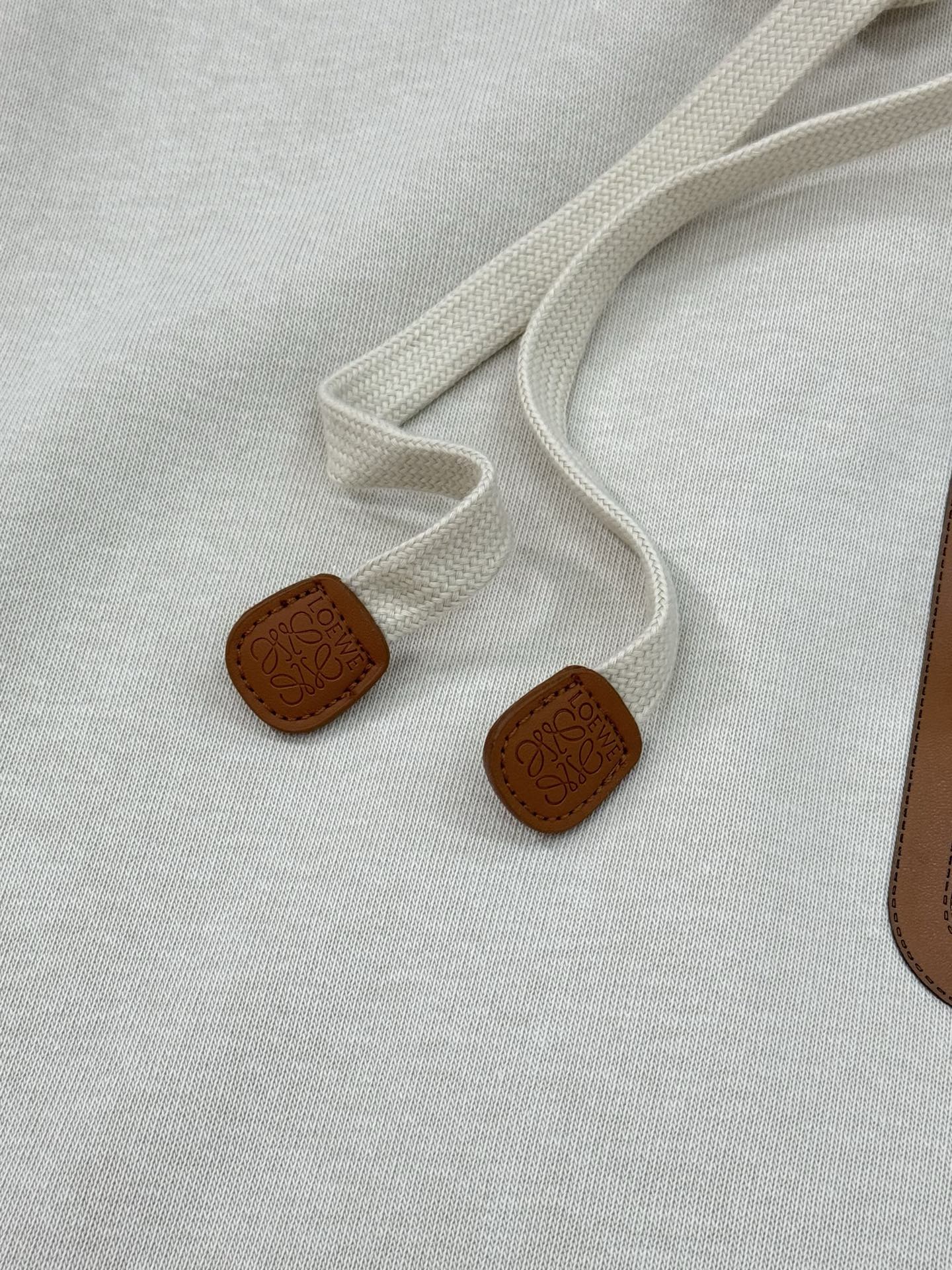 LOEWE罗意威25s新款连帽卫衣.男女同款.采用420g纯棉卫衣面料.上身非常的舒服。质感区别于普通棉