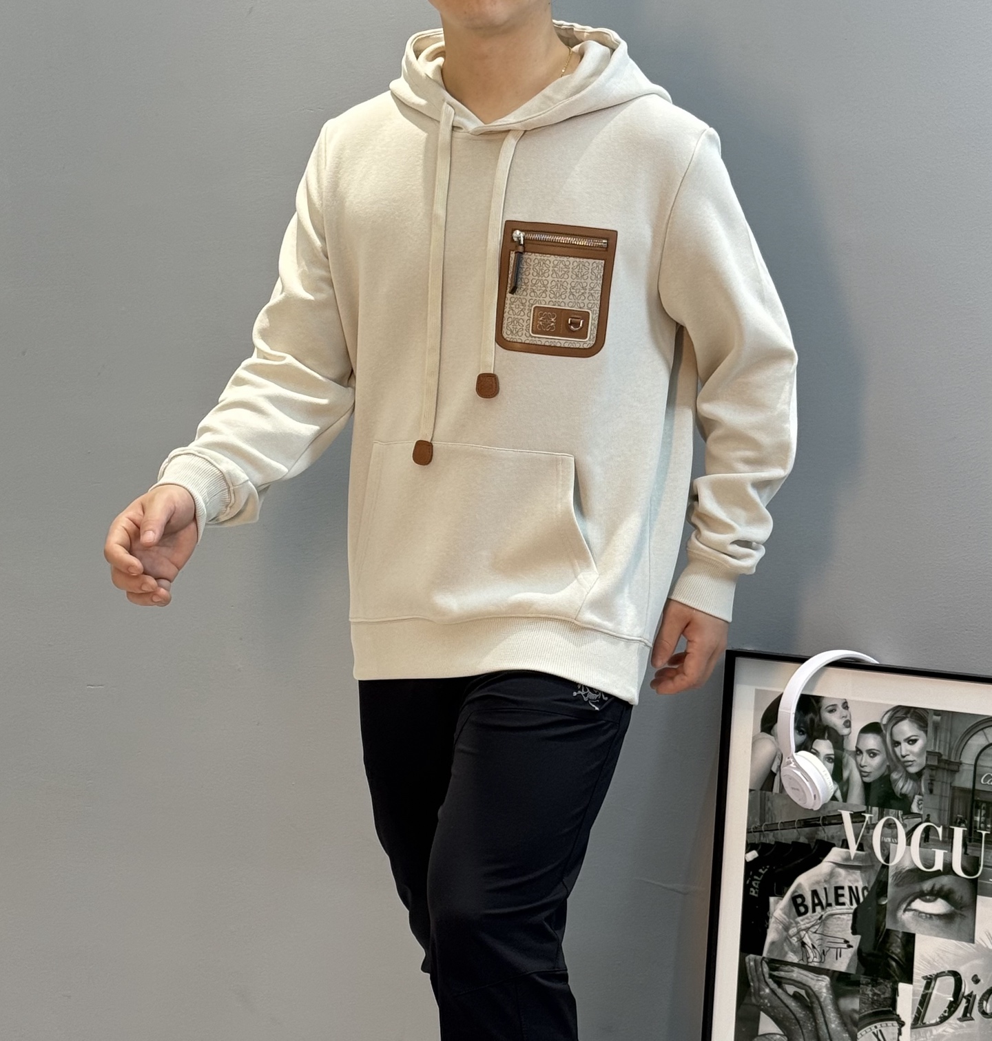 LOEWE罗意威25s新款连帽卫衣.男女同款.采用420g纯棉卫衣面料.上身非常的舒服。质感区别于普通棉