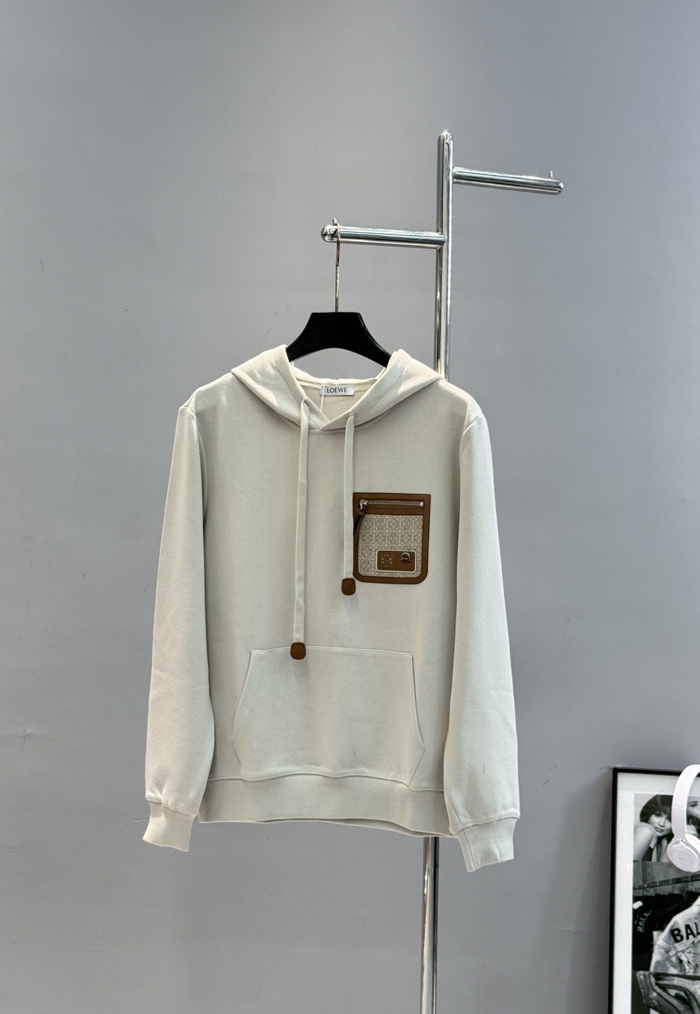 LOEWE罗意威25s新款连帽卫衣.男女同款.采用420g纯棉卫衣面料.上身非常的舒服。质感区别于普通棉