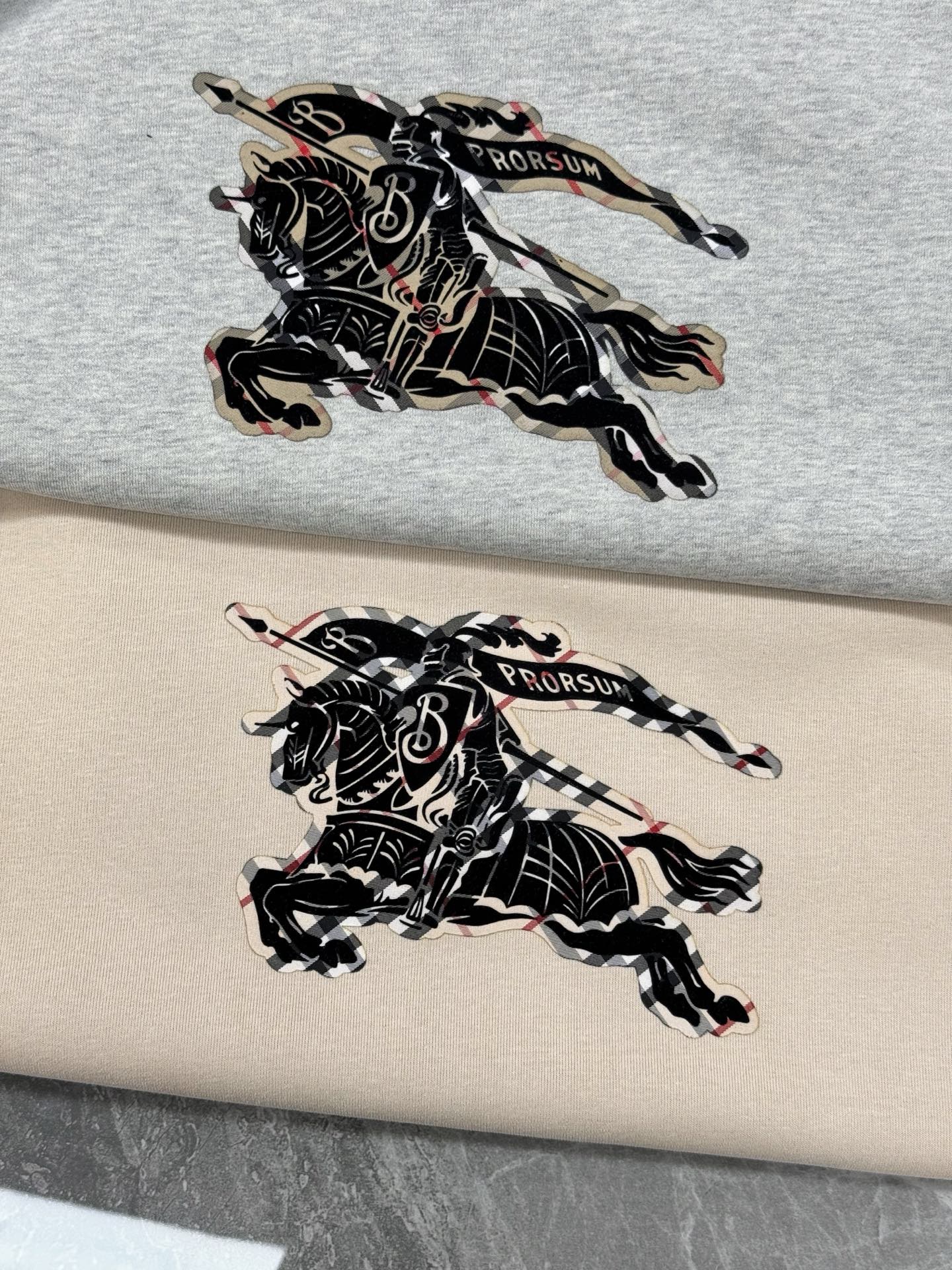 BBR*巴宝莉新款连帽卫衣.25s秋冬原单爆款🔥男女同款！胸口经典战马标识.高温烫画工艺.简单高级.一款