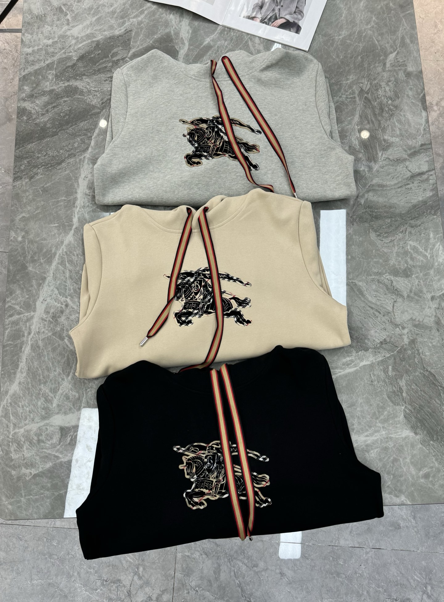 BBR*巴宝莉新款连帽卫衣.25s秋冬原单爆款🔥男女同款！胸口经典战马标识.高温烫画工艺.简单高级.一款