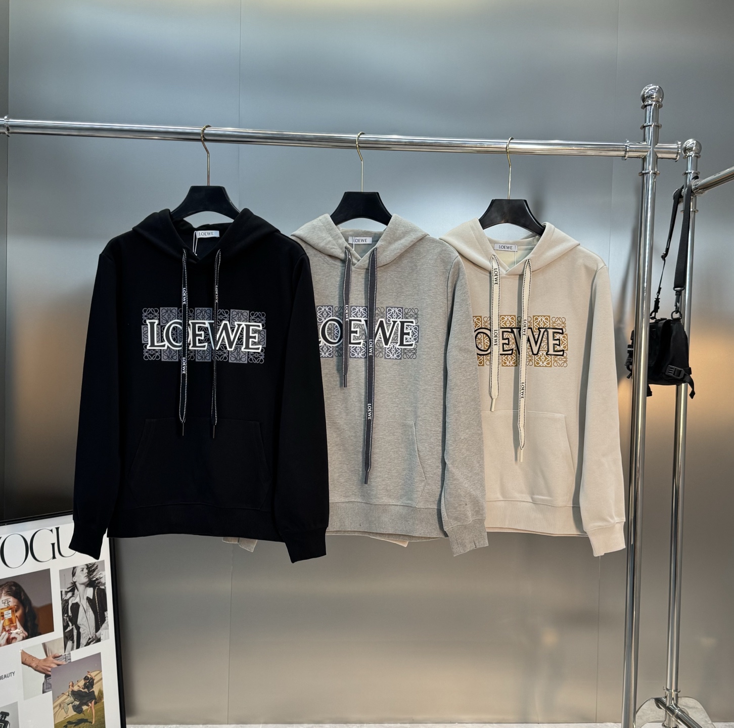 LOEW*E罗意-威25s新款连帽卫衣.男女同款！抽绳吊钟搭配.口袋减龄设计.胸口原版罗意威品牌字母造型