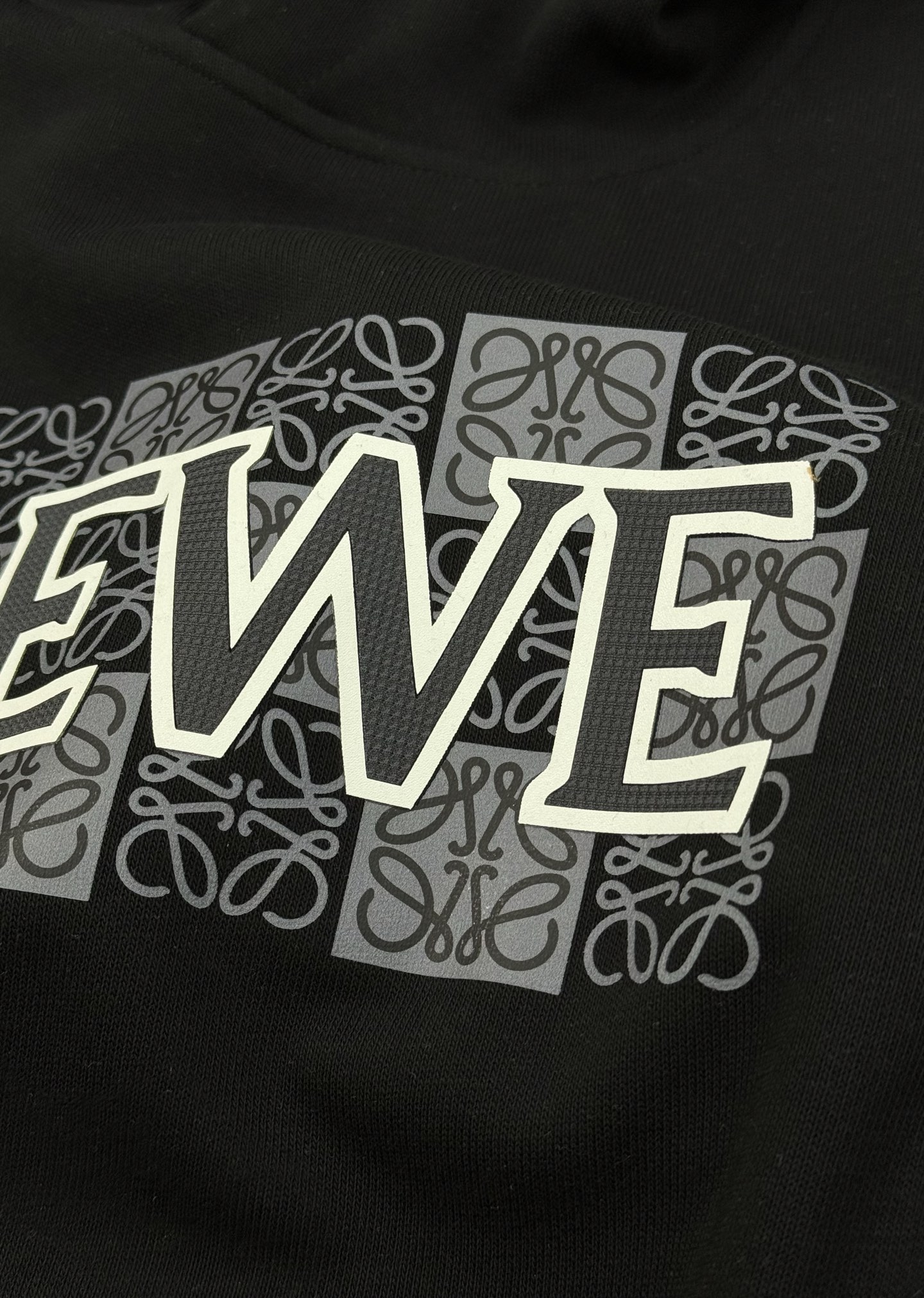 LOEW*E罗意-威25s新款连帽卫衣.男女同款！抽绳吊钟搭配.口袋减龄设计.胸口原版罗意威品牌字母造型