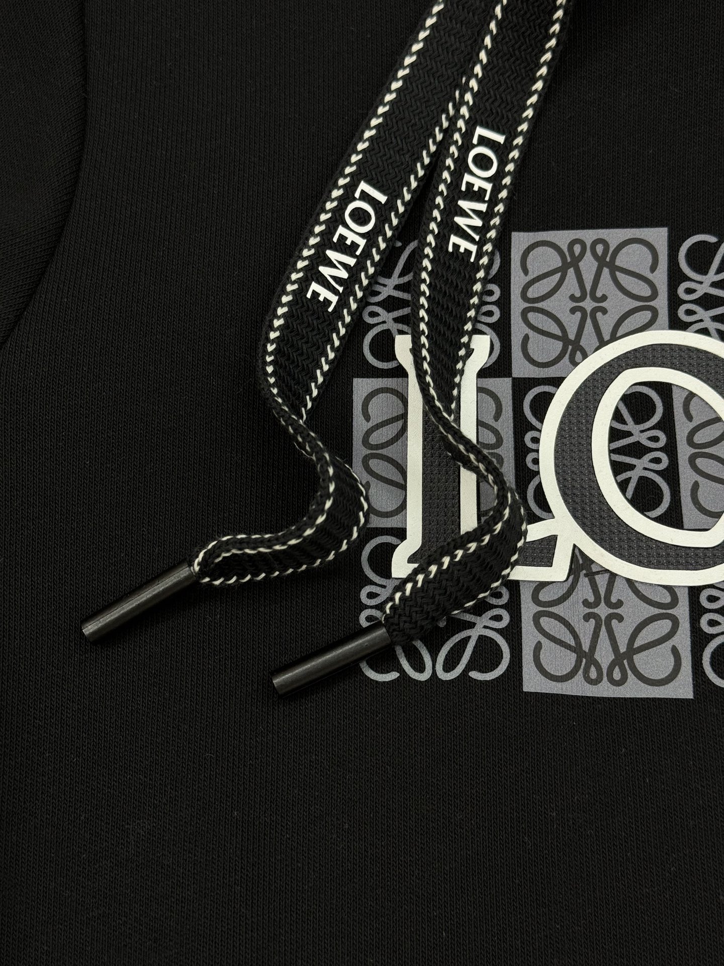 LOEW*E罗意-威25s新款连帽卫衣.男女同款！抽绳吊钟搭配.口袋减龄设计.胸口原版罗意威品牌字母造型