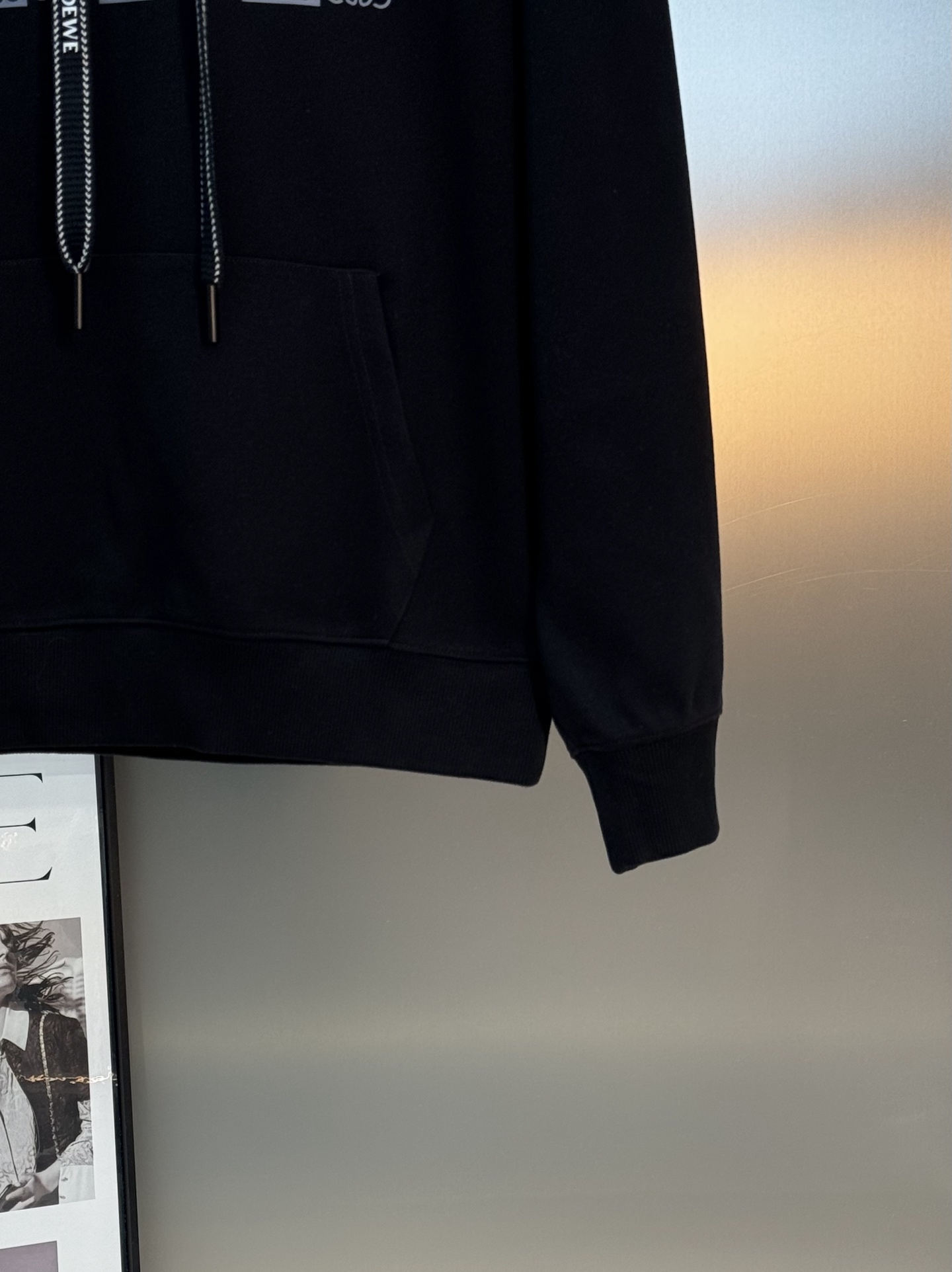 LOEW*E罗意-威25s新款连帽卫衣.男女同款！抽绳吊钟搭配.口袋减龄设计.胸口原版罗意威品牌字母造型