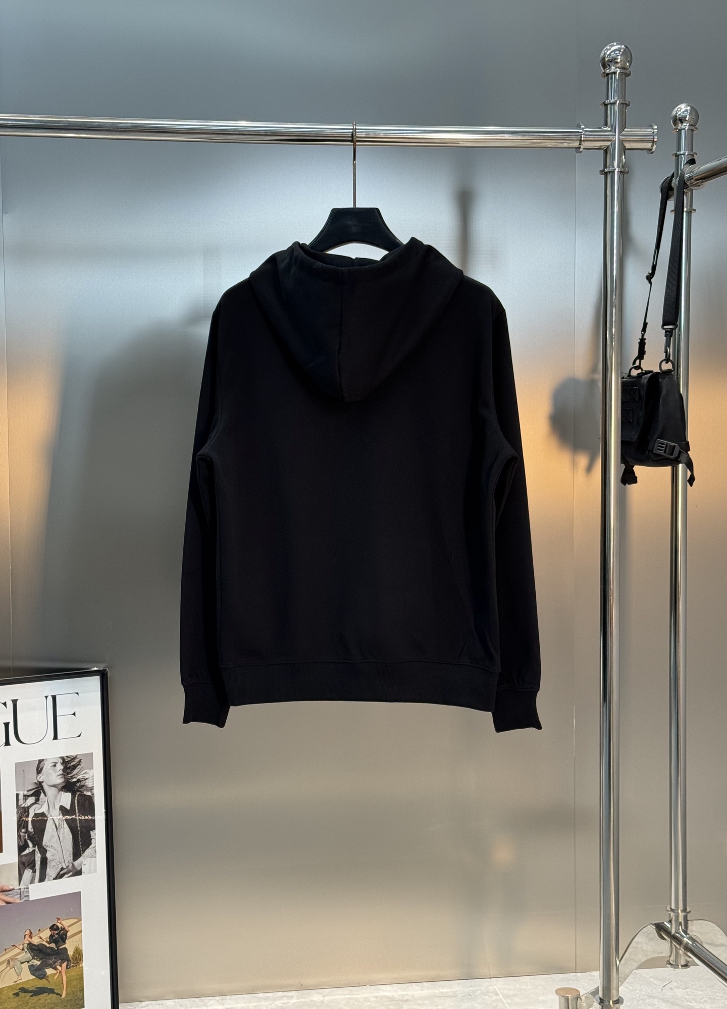 LOEW*E罗意-威25s新款连帽卫衣.男女同款！抽绳吊钟搭配.口袋减龄设计.胸口原版罗意威品牌字母造型